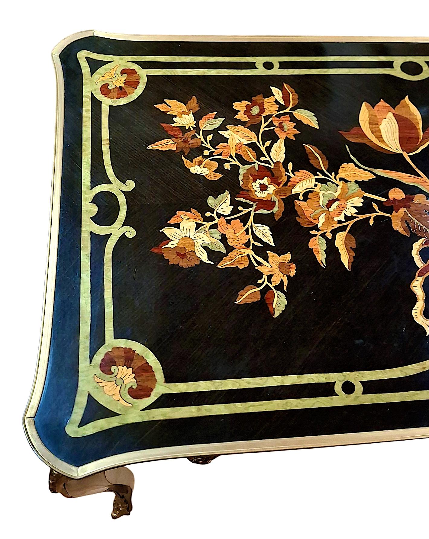 Dorato Scrivania intarsiata in stile Luigi XV della fine del XX secolo in vendita