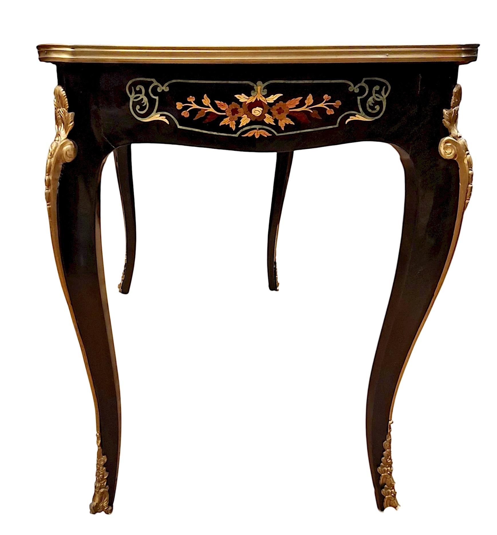 Bronzo Scrivania intarsiata in stile Luigi XV della fine del XX secolo in vendita