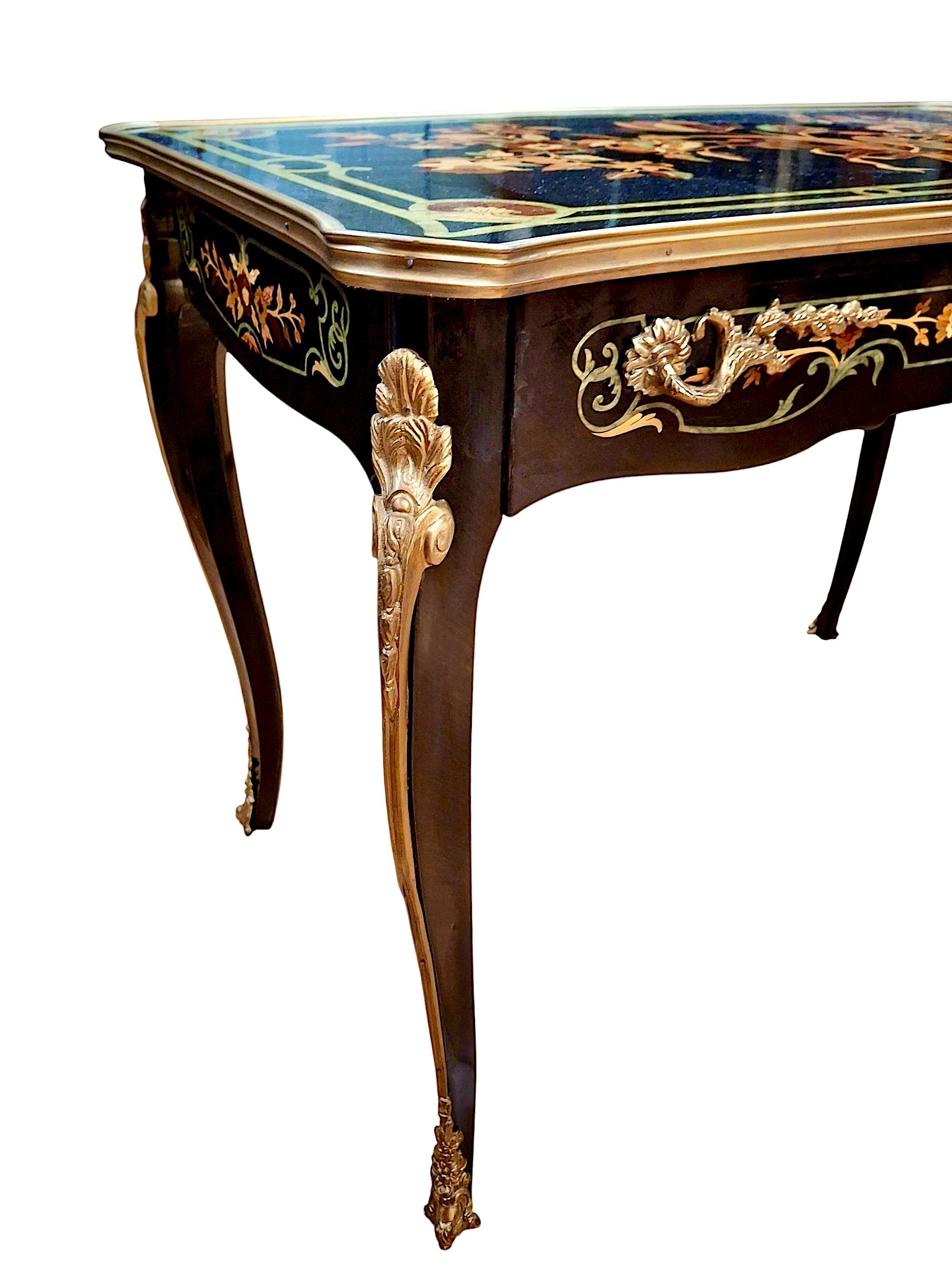Scrivania intarsiata in stile Luigi XV della fine del XX secolo in vendita 1