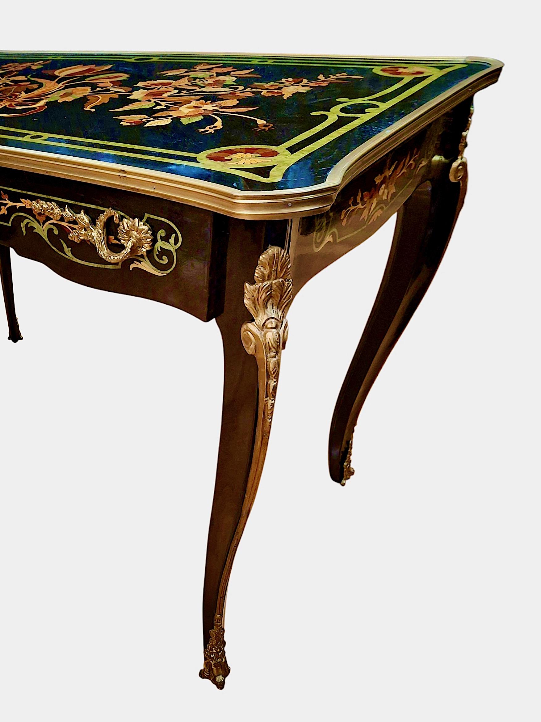 Scrivania intarsiata in stile Luigi XV della fine del XX secolo in vendita 4