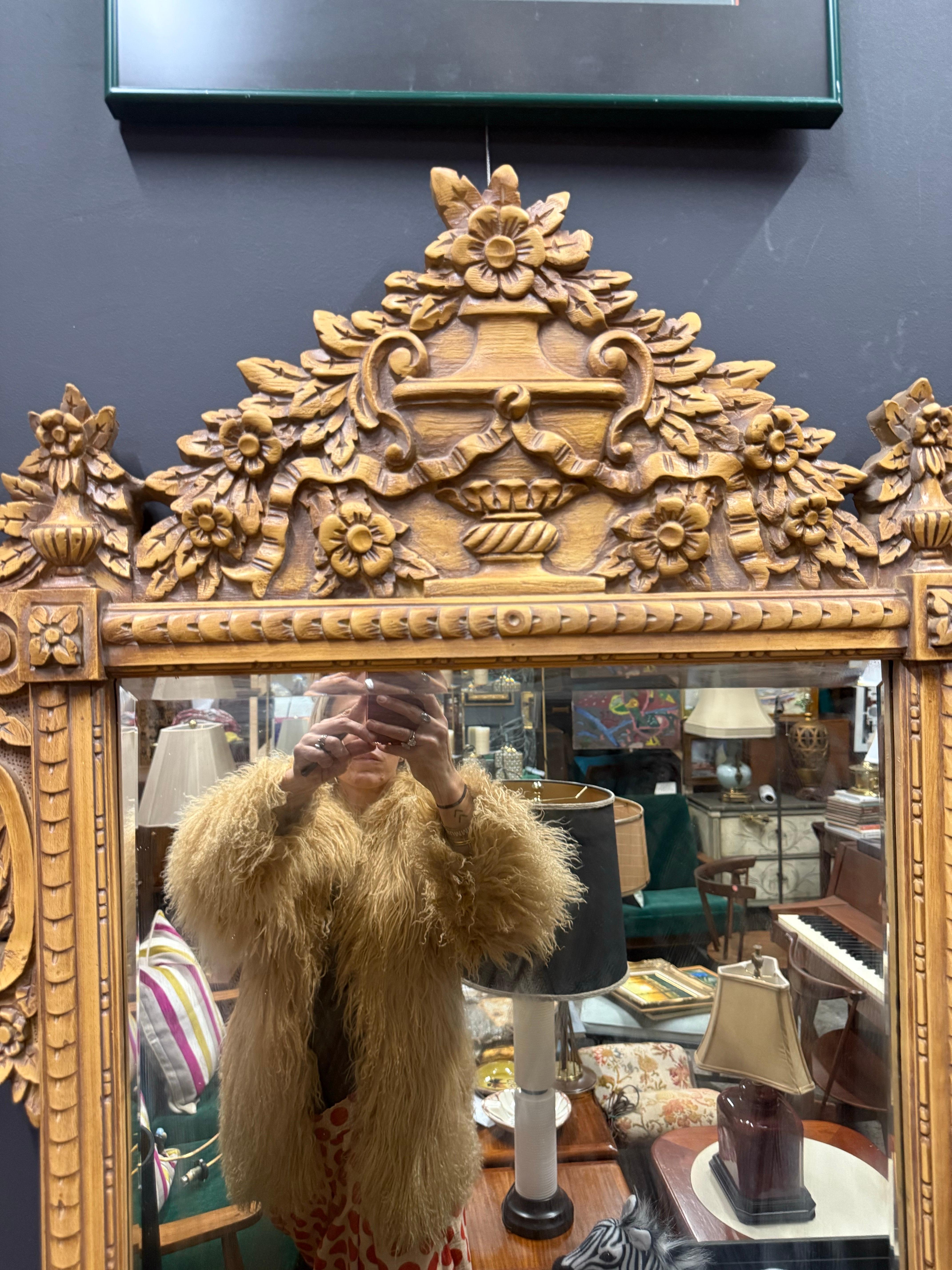 Un superbe miroir en bois sculpté et en bois composite de style Louis XVI.  

Un modèle français de style Louis XVI  bois sculpté et bois composite  Miroir de la fin du 20e siècle avec crête sculptée représentant un bouquet de fleurs tombant d'un