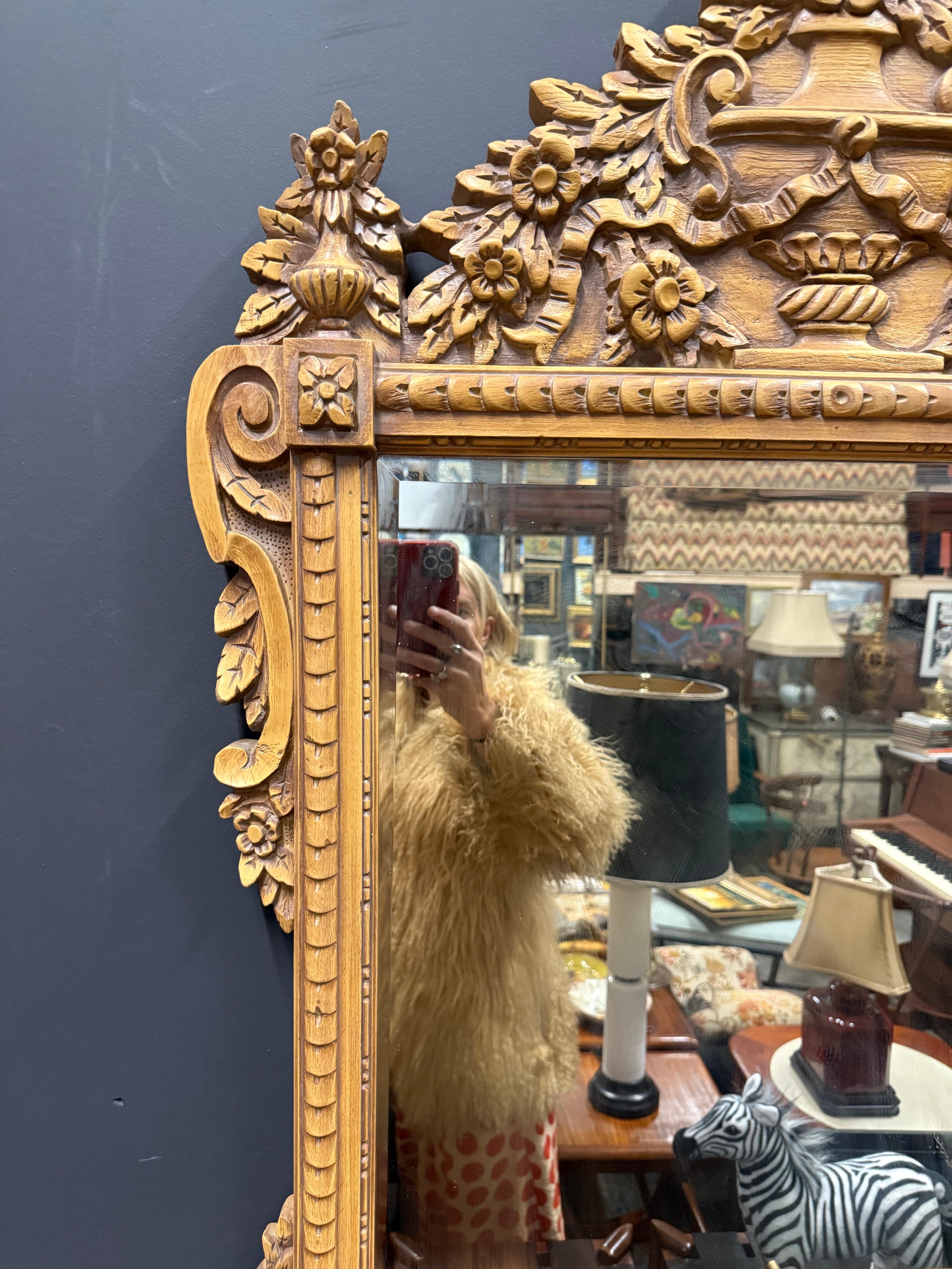 Canadien Fin du 20e siècle Miroir en bois et composite de style Louis XVI en vente