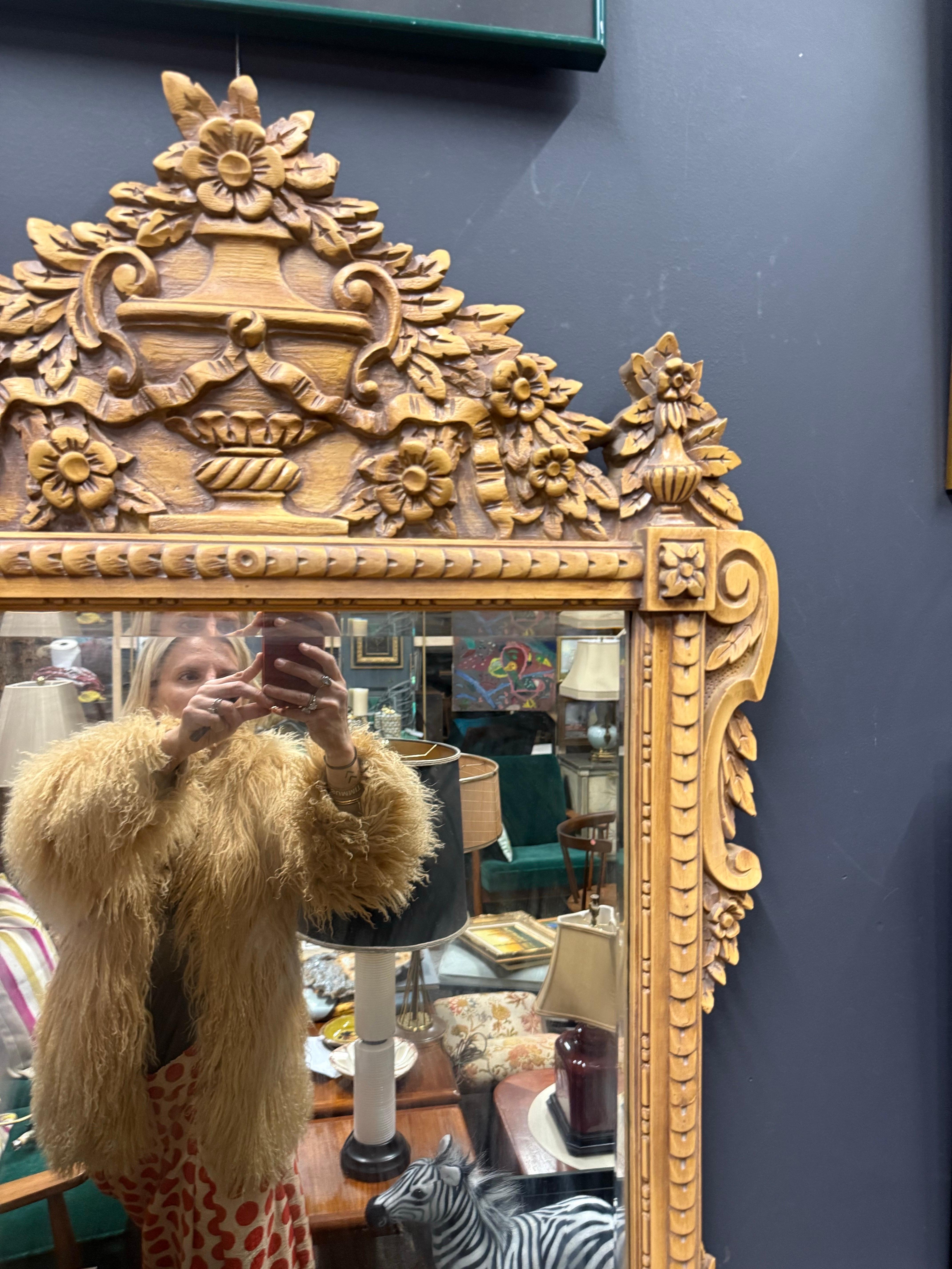 20ième siècle Fin du 20e siècle Miroir en bois et composite de style Louis XVI en vente