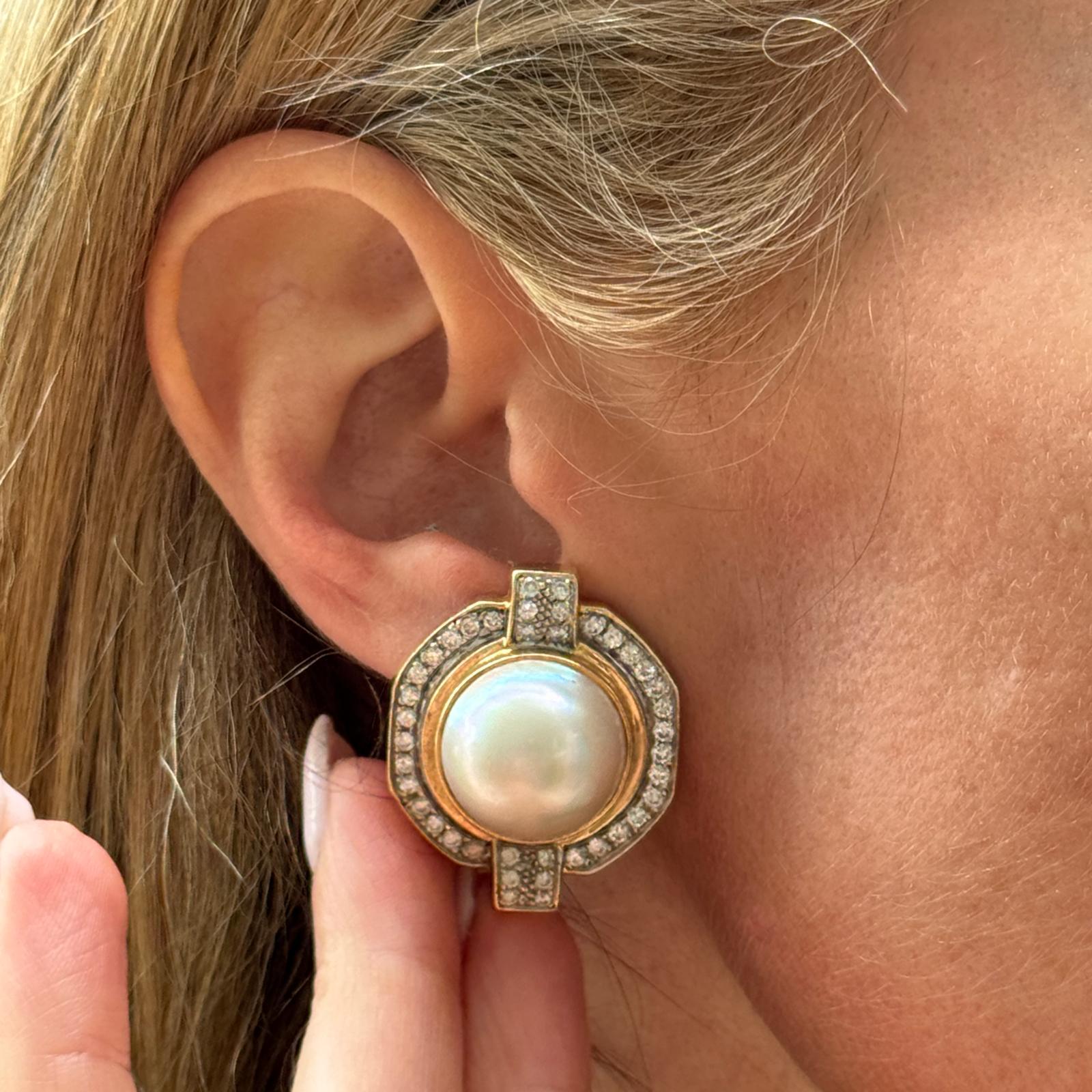 Ces boucles d'oreilles à levier de la fin du XXe siècle sont réalisées en or jaune 18 carats et présentent en leur centre des perles de Luminus lumineuses. Chaque perle est entourée d'un halo étincelant de 80 diamants ronds de taille brillant,