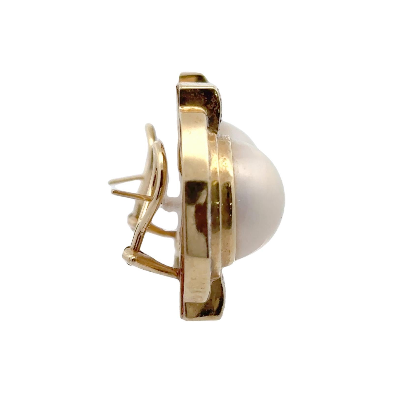 Taille ronde Fin du 20e siècle Boucles d'oreilles en or jaune 18 carats avec perles de Mabe et diamants en vente