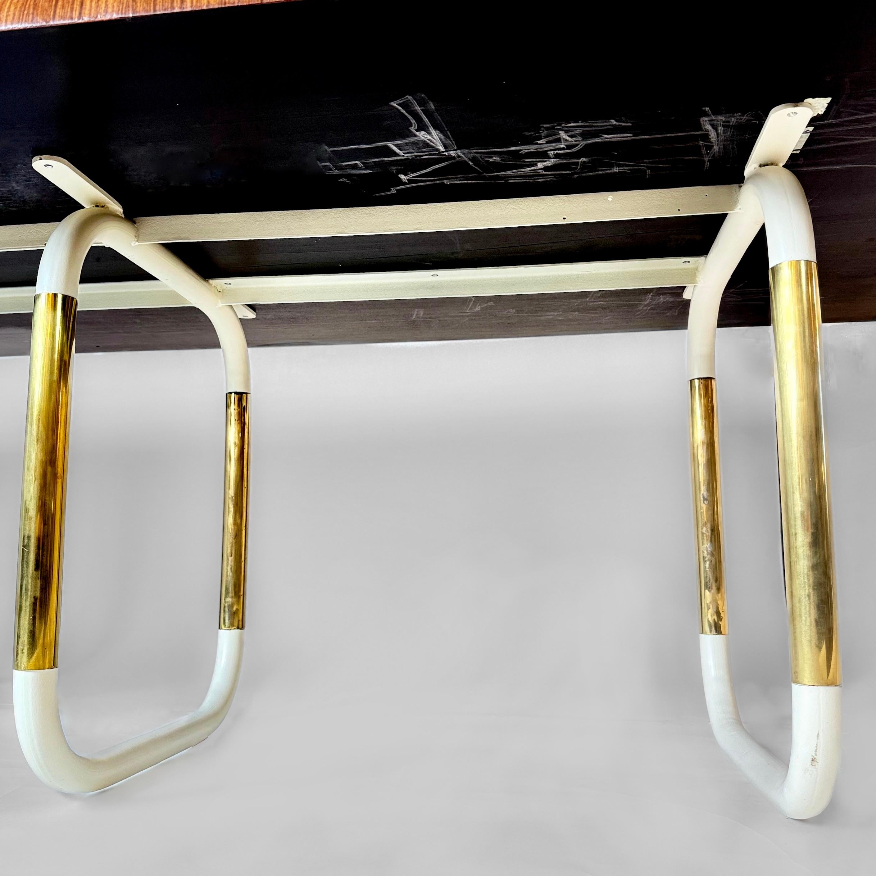 Mesa de comedor chapada en ébano de Macassar de finales del siglo XX con base de hierro Pintado en venta