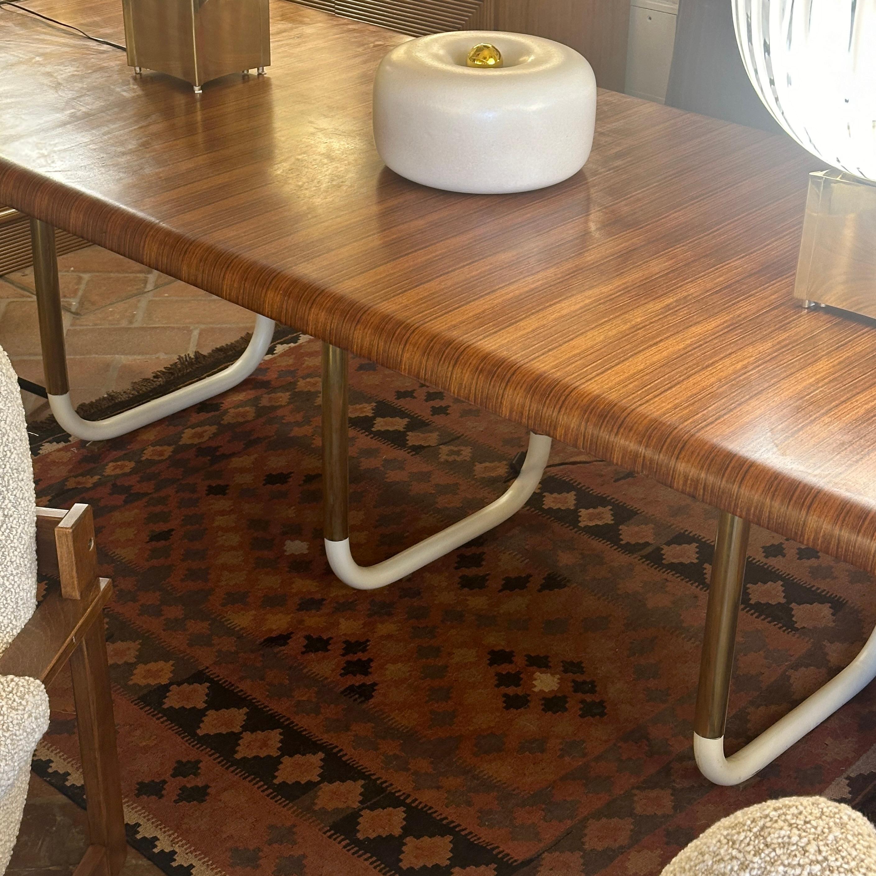 Mesa de comedor chapada en ébano de Macassar de finales del siglo XX con base de hierro Latón en venta
