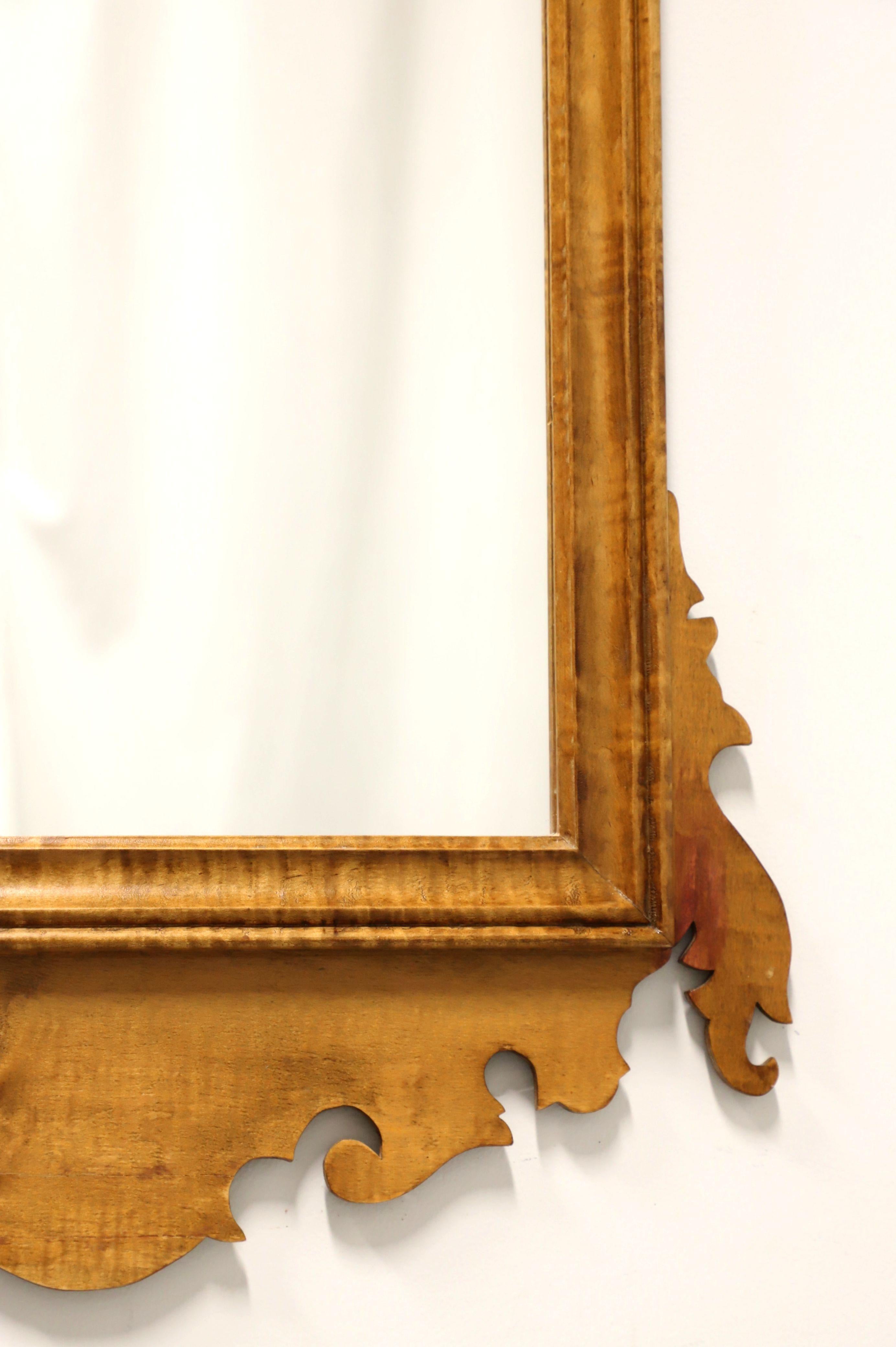 Miroir Chippendale en érable tigré du milieu du 20e siècle en vente 1