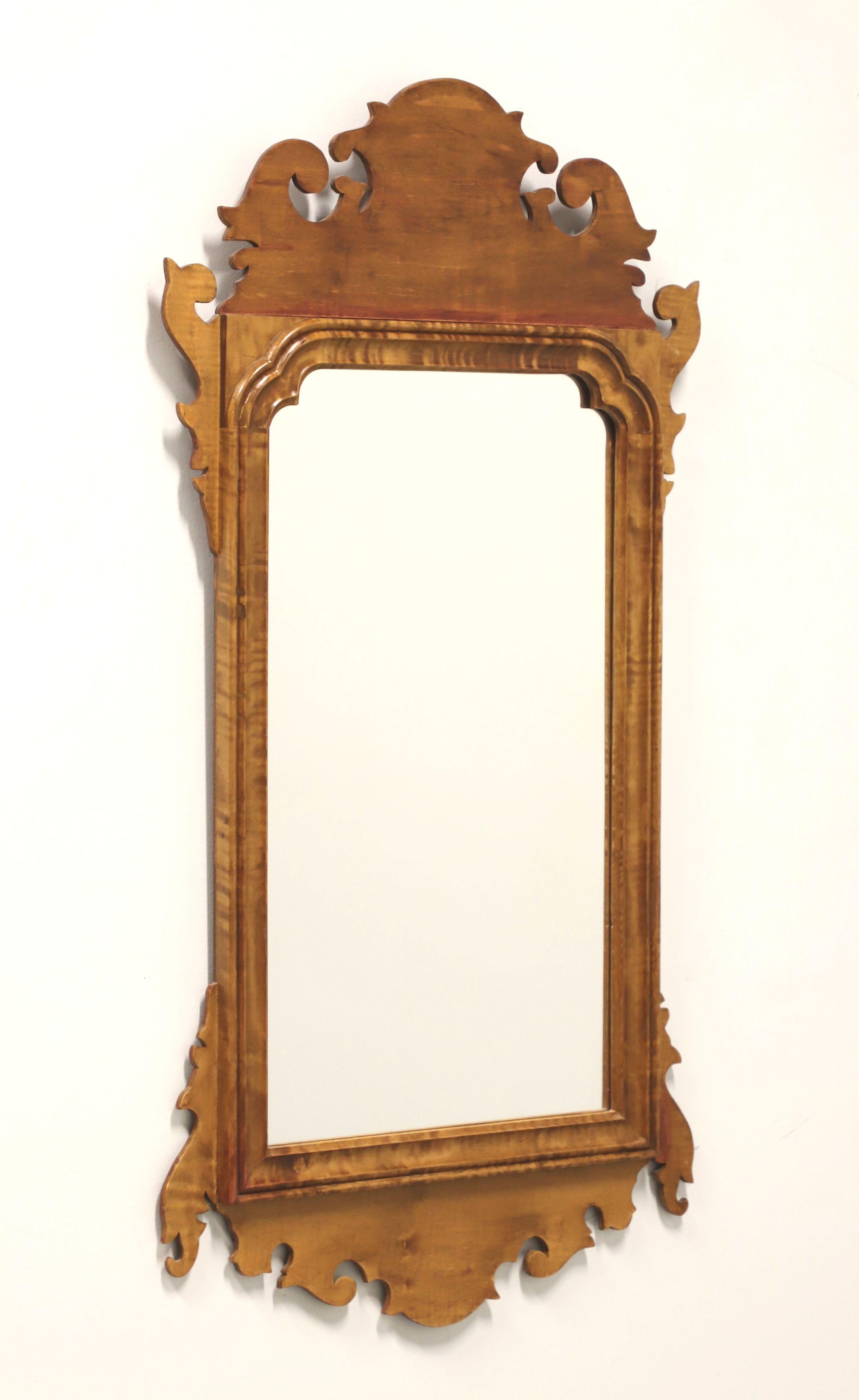 Miroir Chippendale en érable tigré du milieu du 20e siècle en vente 3