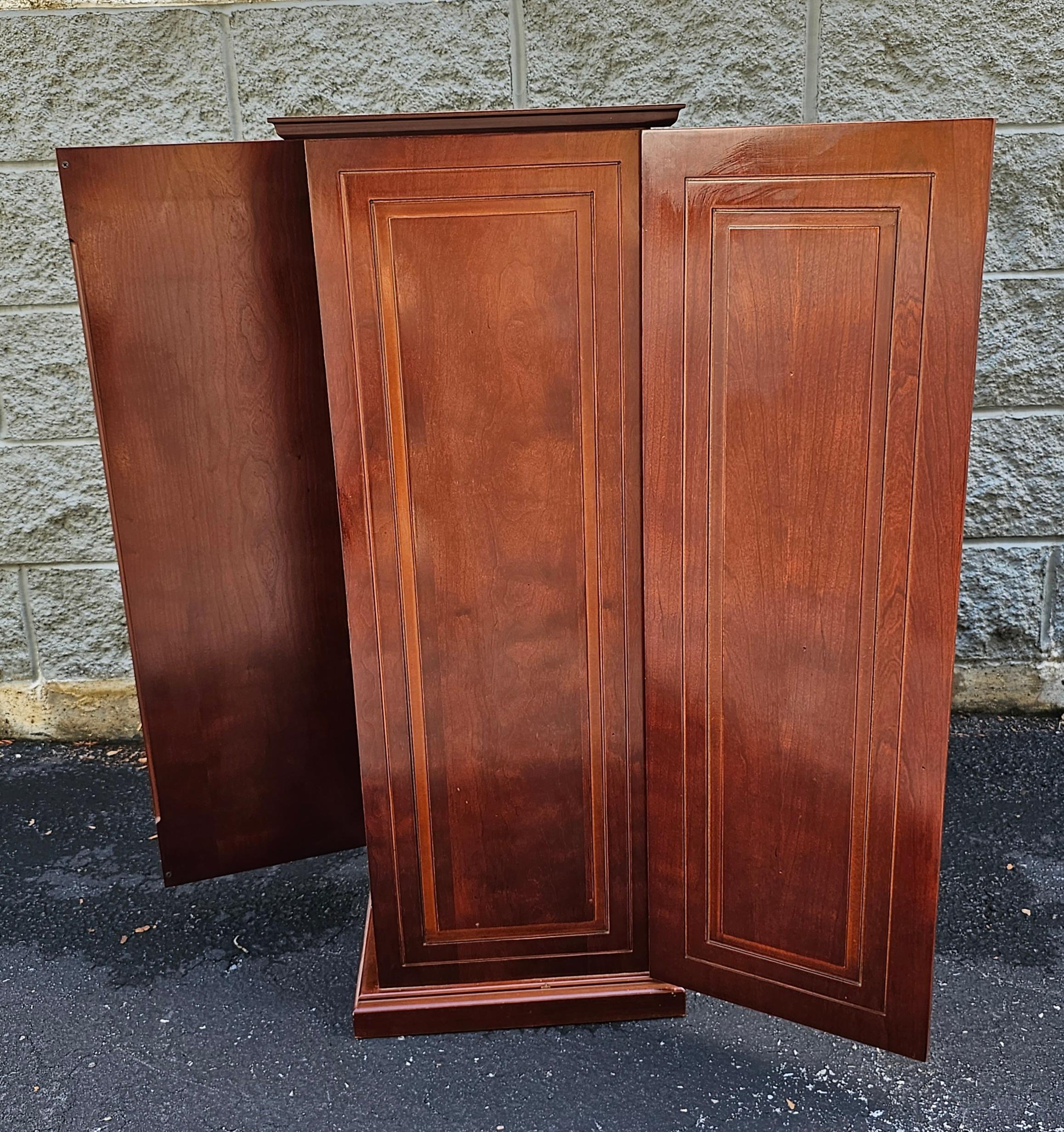 Late 20th Century Mahogany Pedestal Column Cabinets, A pair In Good Condition For Sale In Germantown, MD