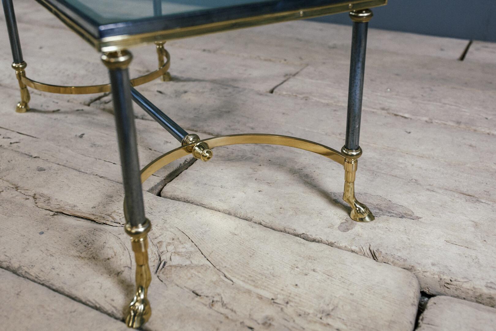 Français Table basse à pied en sabot de la Maison Charles du 20e siècle en vente