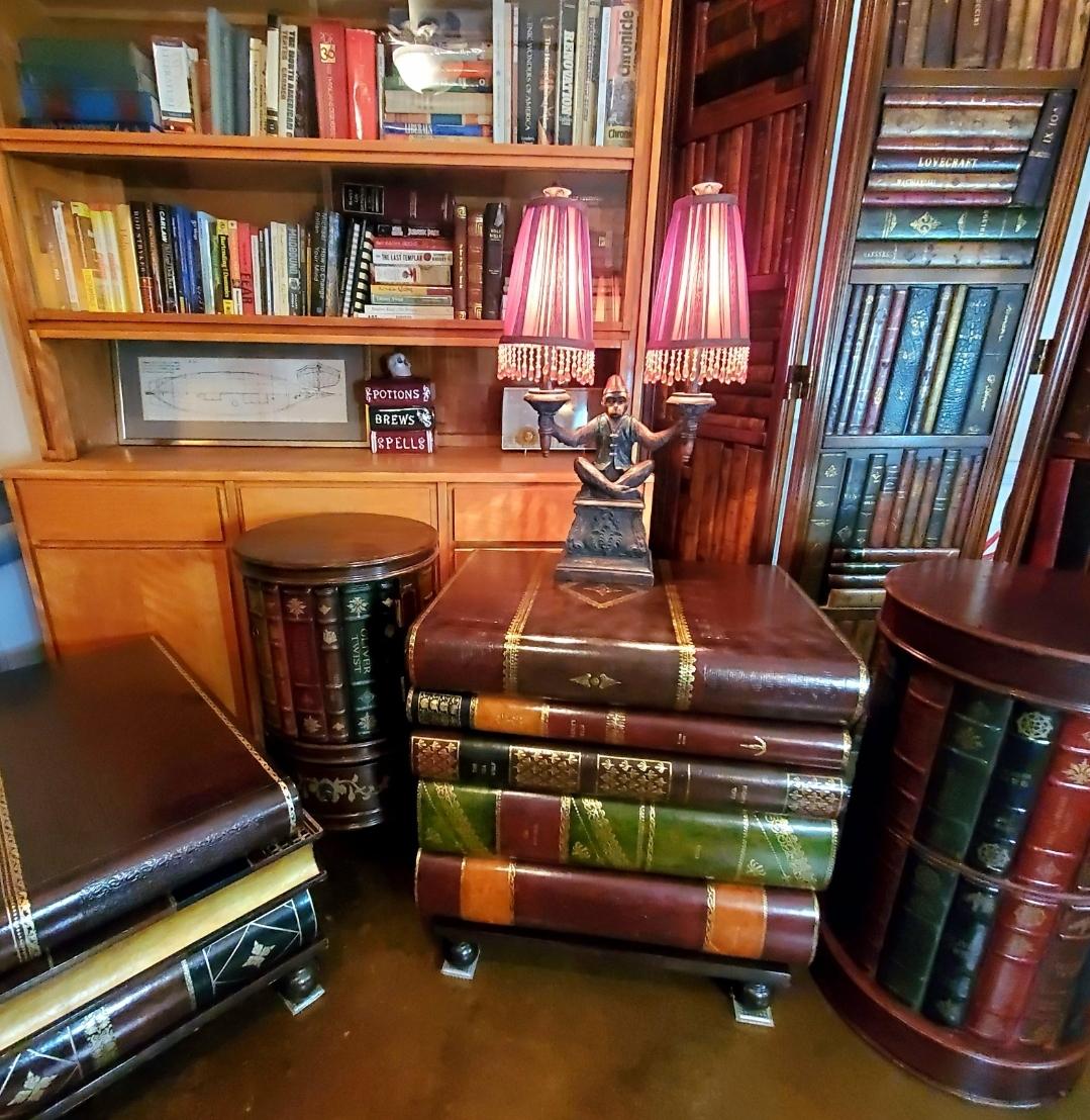 Ende des 20. Jahrhunderts Maitland Smith Trompe L'Oeil Stacked Leather Book Table (Postmoderne) im Angebot