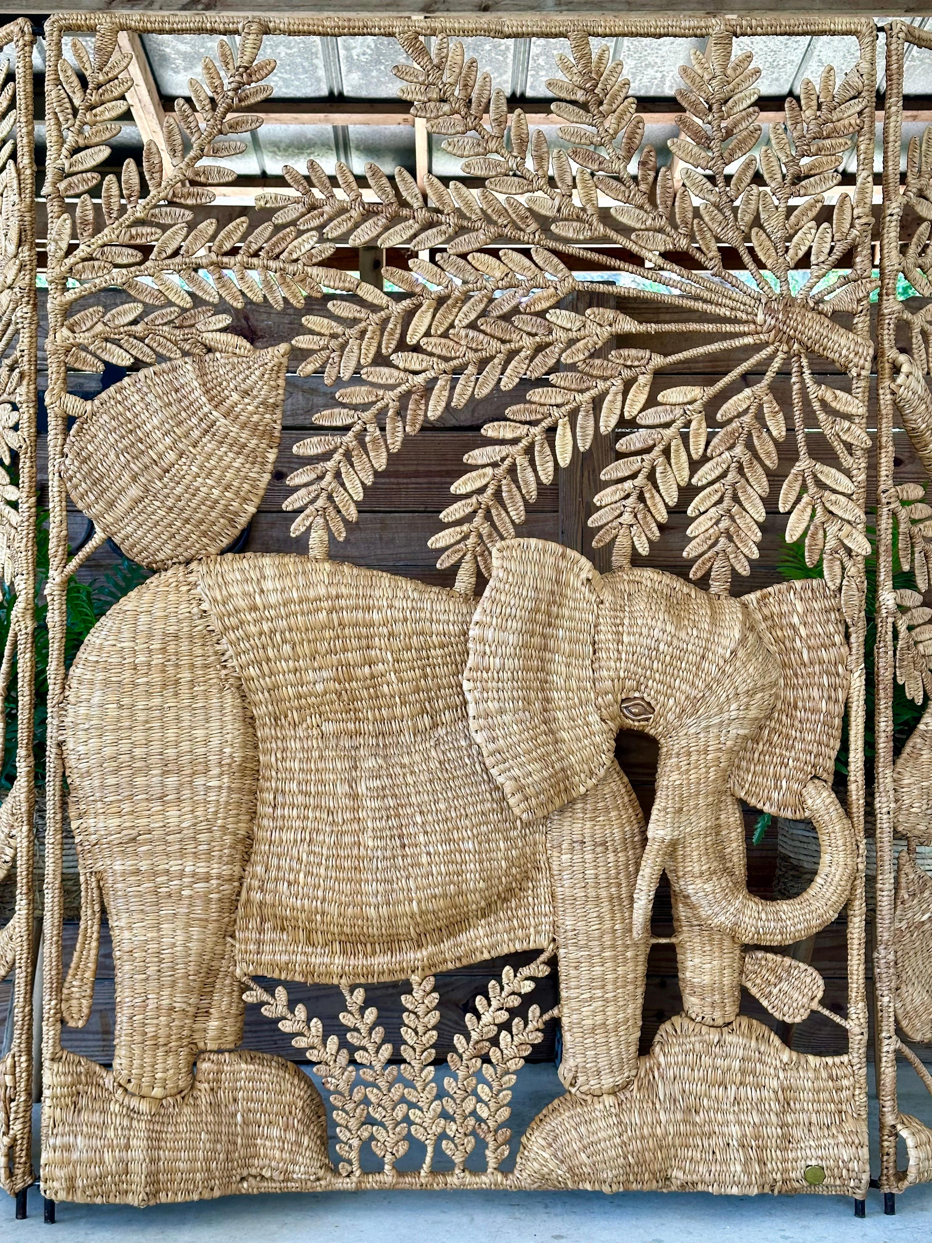 Exquisité Mario Lopez Torres Elephant Palm Tree trois panneaux séparateur d'écran et ou tenture murale dans un état d'usage incroyable. 
Paravent autoportant à trois panneaux avec des détails complexes faits à la main par Mario Lopez Torres.