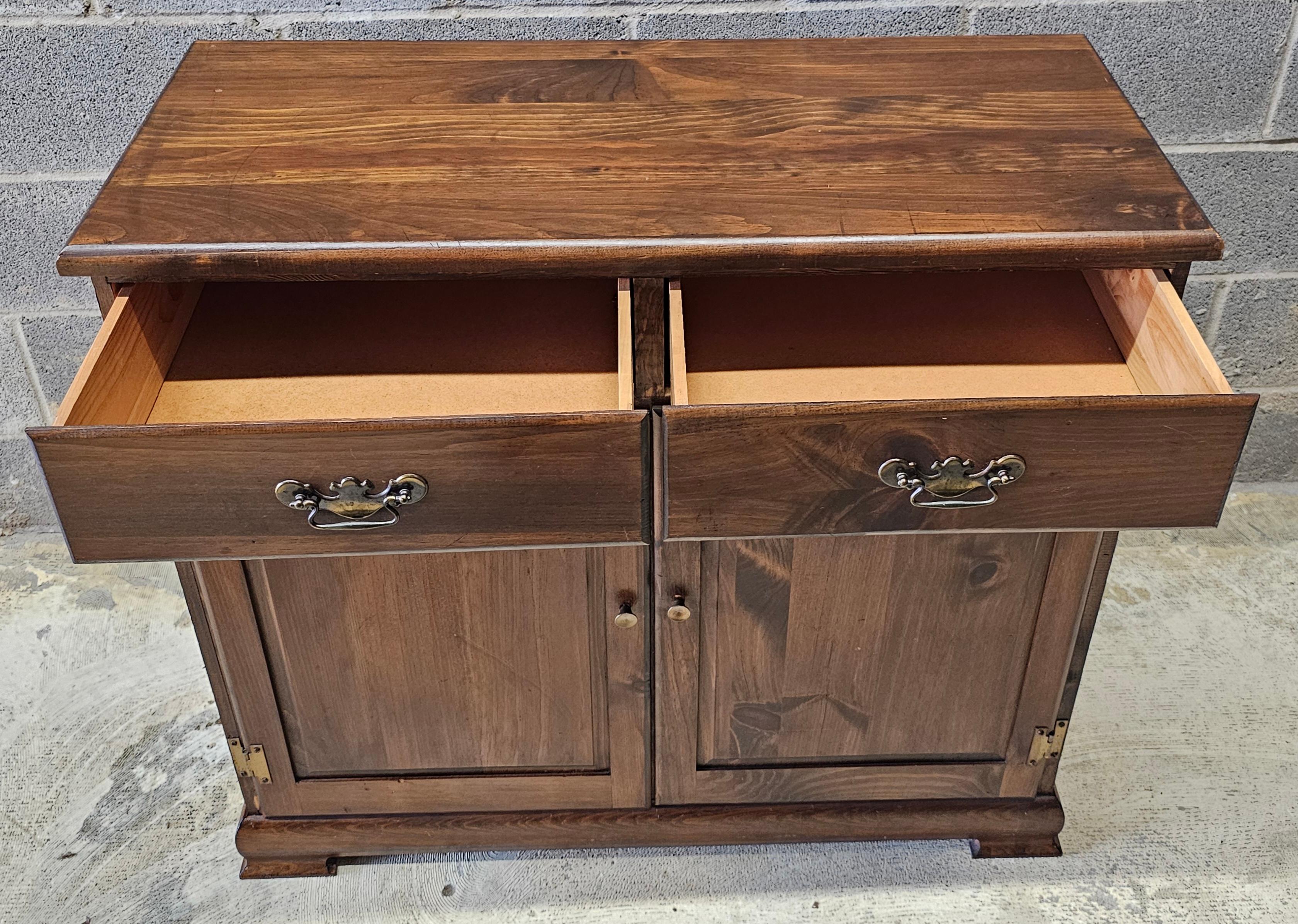 Classico americano Armadio, server in pino tinto Mastercraft della fine del XX secolo in vendita