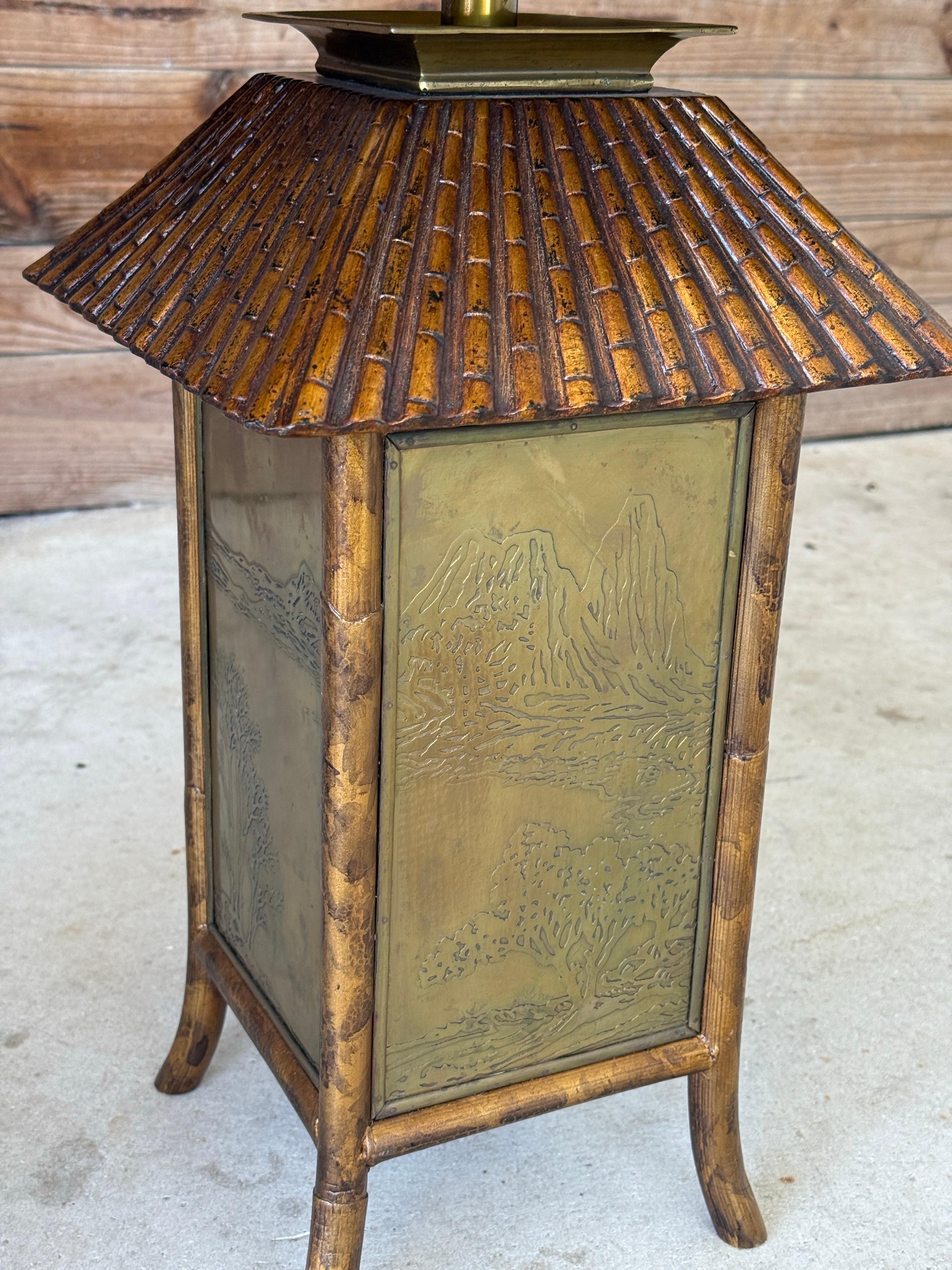 Moulage Lampes de table pagode en faux bambou avec laiton gravé, fin du 20e siècle en vente
