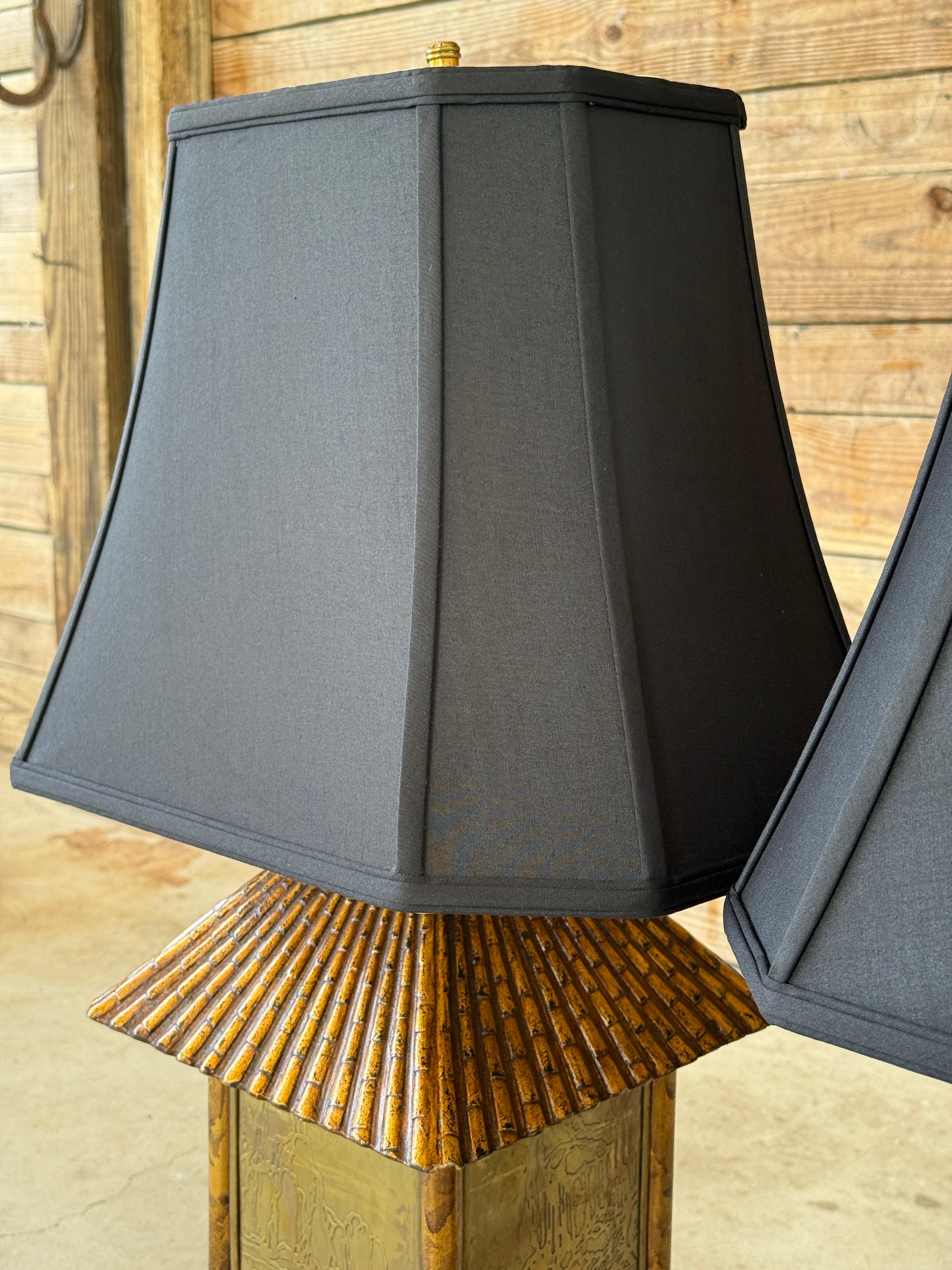 Imitation bambou Lampes de table pagode en faux bambou avec laiton gravé, fin du 20e siècle en vente