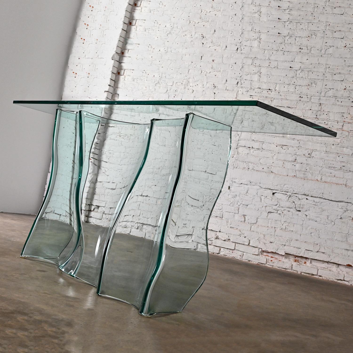 20ième siècle Fin du 20e siècle, table console de canapé sculpturale entièrement en verre Base ondulée en vente