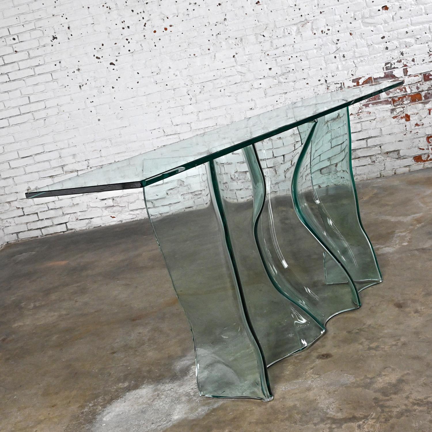 Fin du 20e siècle, table console de canapé sculpturale entièrement en verre Base ondulée en vente 2