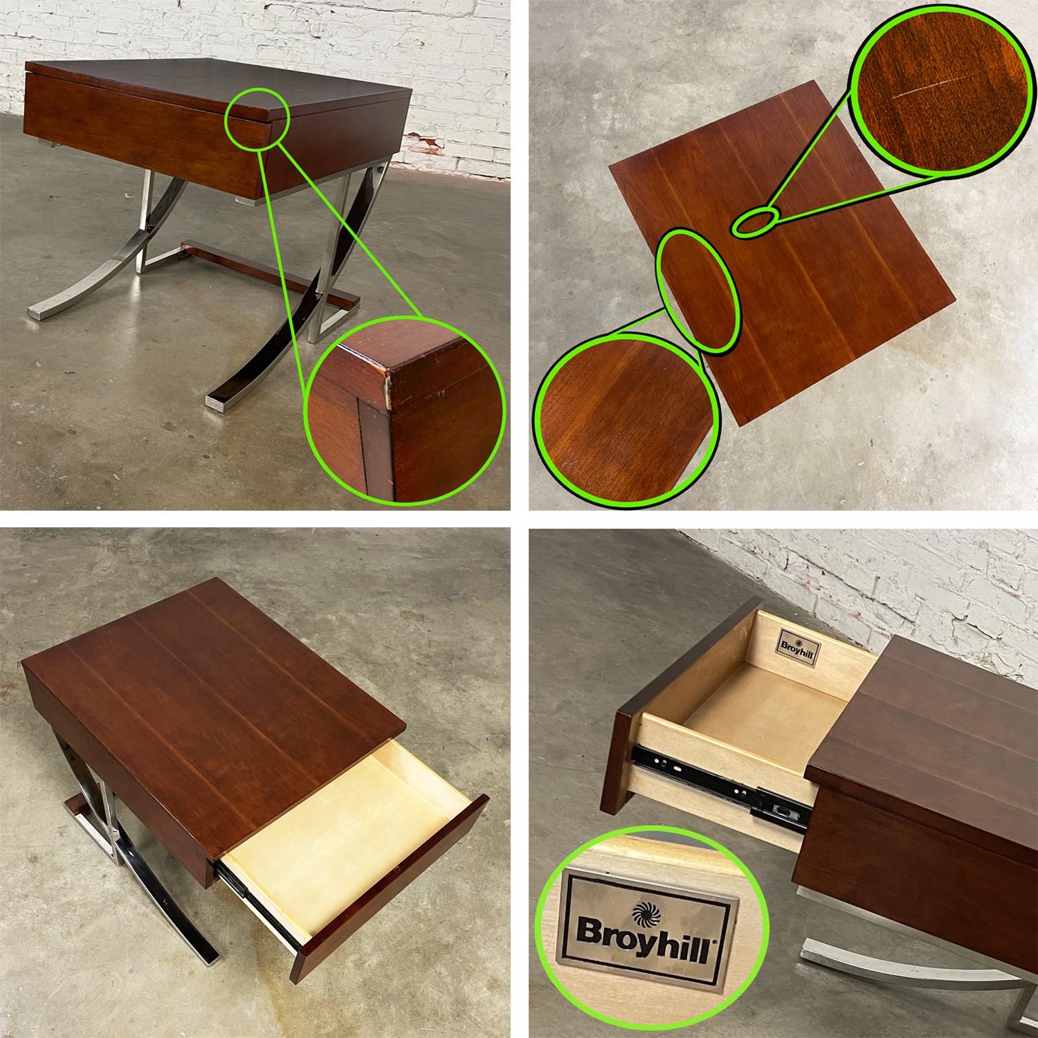 Table d'appoint Broyhill moderne de la fin du 20e siècle en chrome et bois avec base en porte-à-faux en vente 5