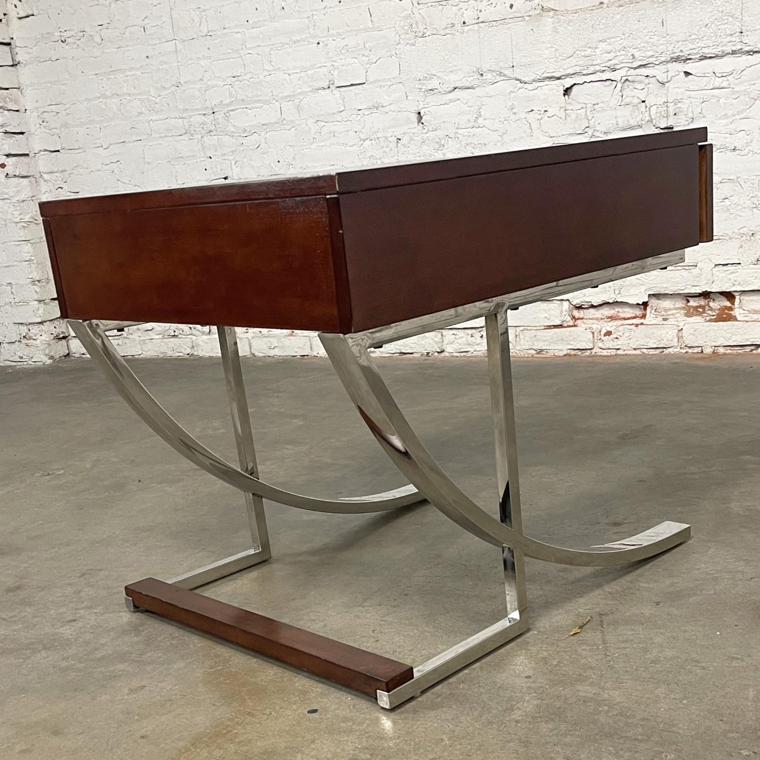 Table d'appoint Broyhill moderne de la fin du 20e siècle en chrome et bois avec base en porte-à-faux en vente 6