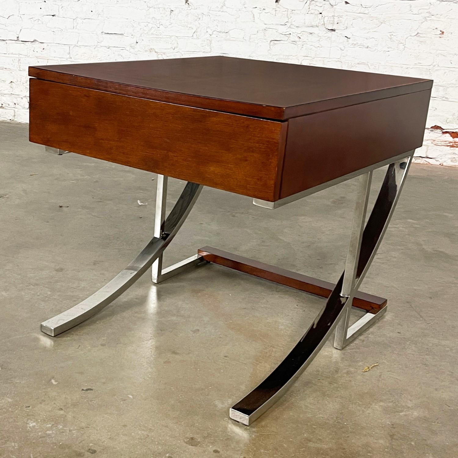 Vintage Byyhill, table d'appoint ou d'appoint avec tiroir, à base cantilever en bois et tube plat chromé. Byit, en gardant à l'esprit qu'il s'agit d'une pièce vintage et non pas neuve, qui présentera donc des signes d'utilisation et d'usure, même si