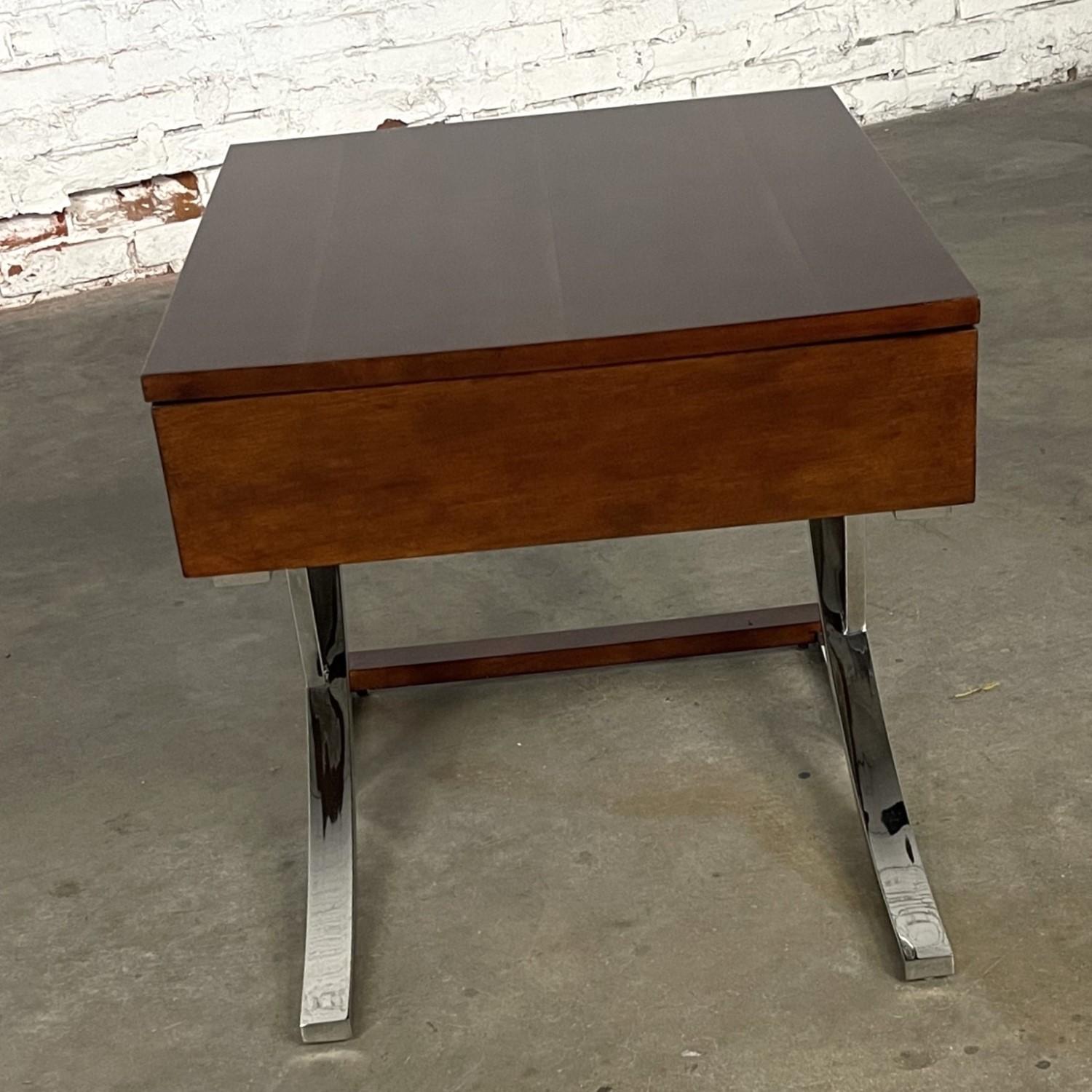 Américain Table d'appoint Broyhill moderne de la fin du 20e siècle en chrome et bois avec base en porte-à-faux en vente