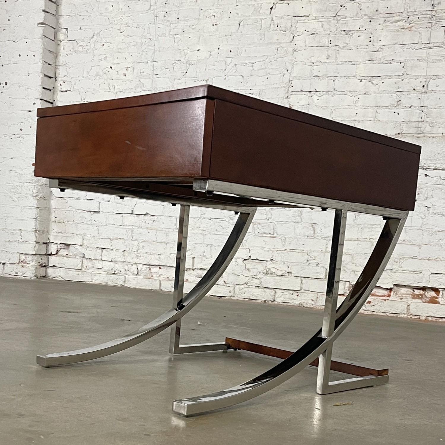 Table d'appoint Broyhill moderne de la fin du 20e siècle en chrome et bois avec base en porte-à-faux Bon état - En vente à Topeka, KS