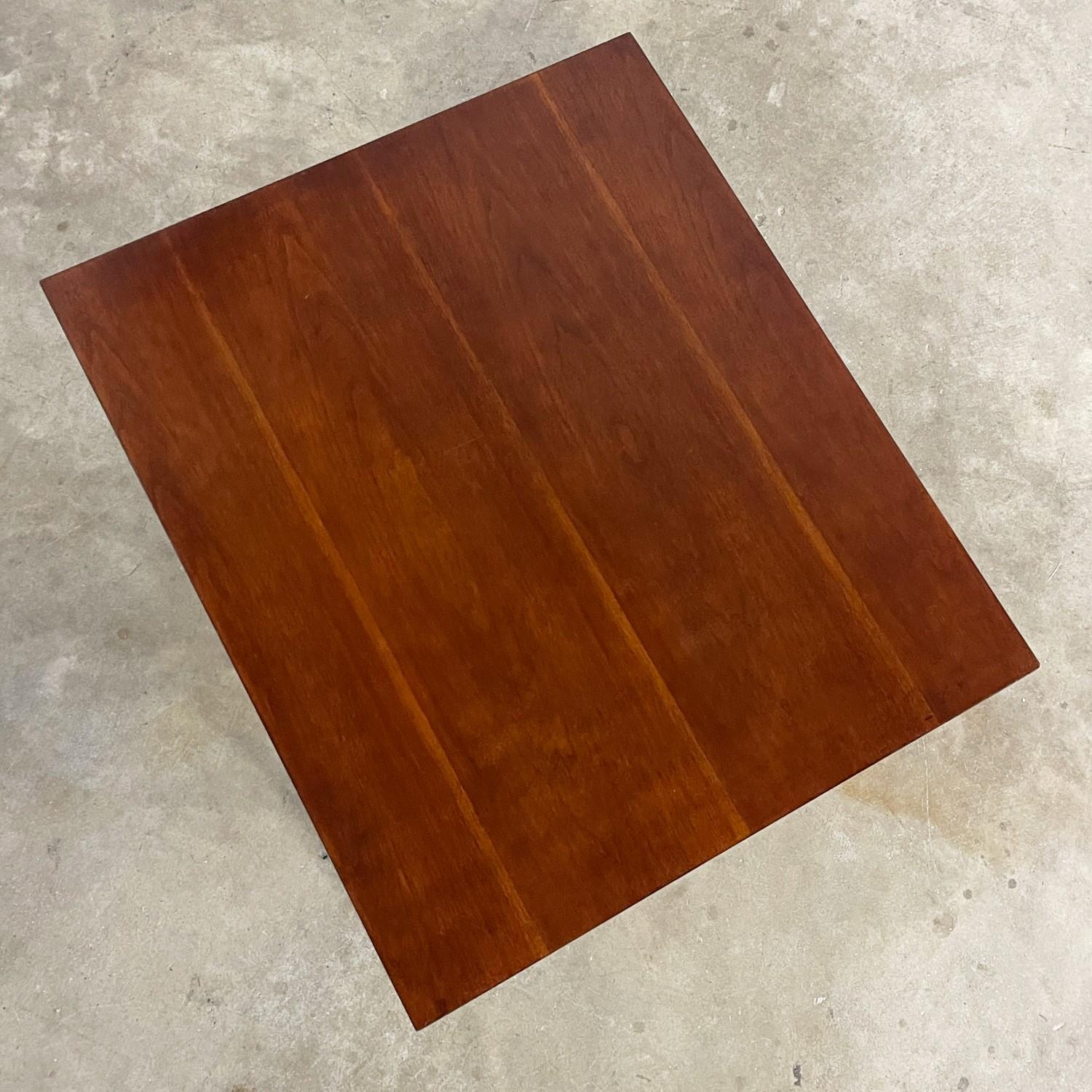 20ième siècle Table d'appoint Broyhill moderne de la fin du 20e siècle en chrome et bois avec base en porte-à-faux en vente