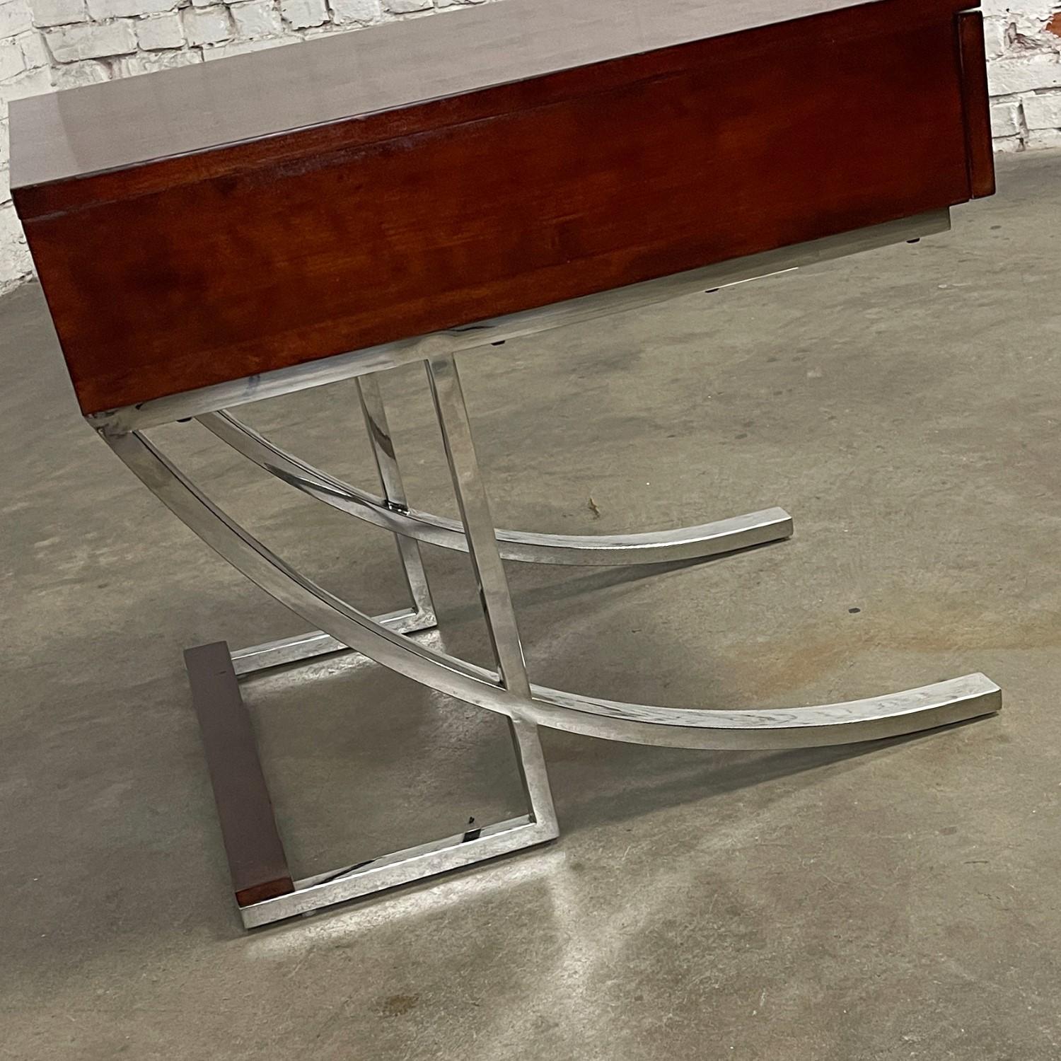 Chrome Table d'appoint Broyhill moderne de la fin du 20e siècle en chrome et bois avec base en porte-à-faux en vente