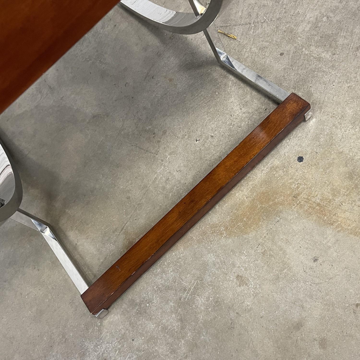 Table d'appoint Broyhill moderne de la fin du 20e siècle en chrome et bois avec base en porte-à-faux en vente 2