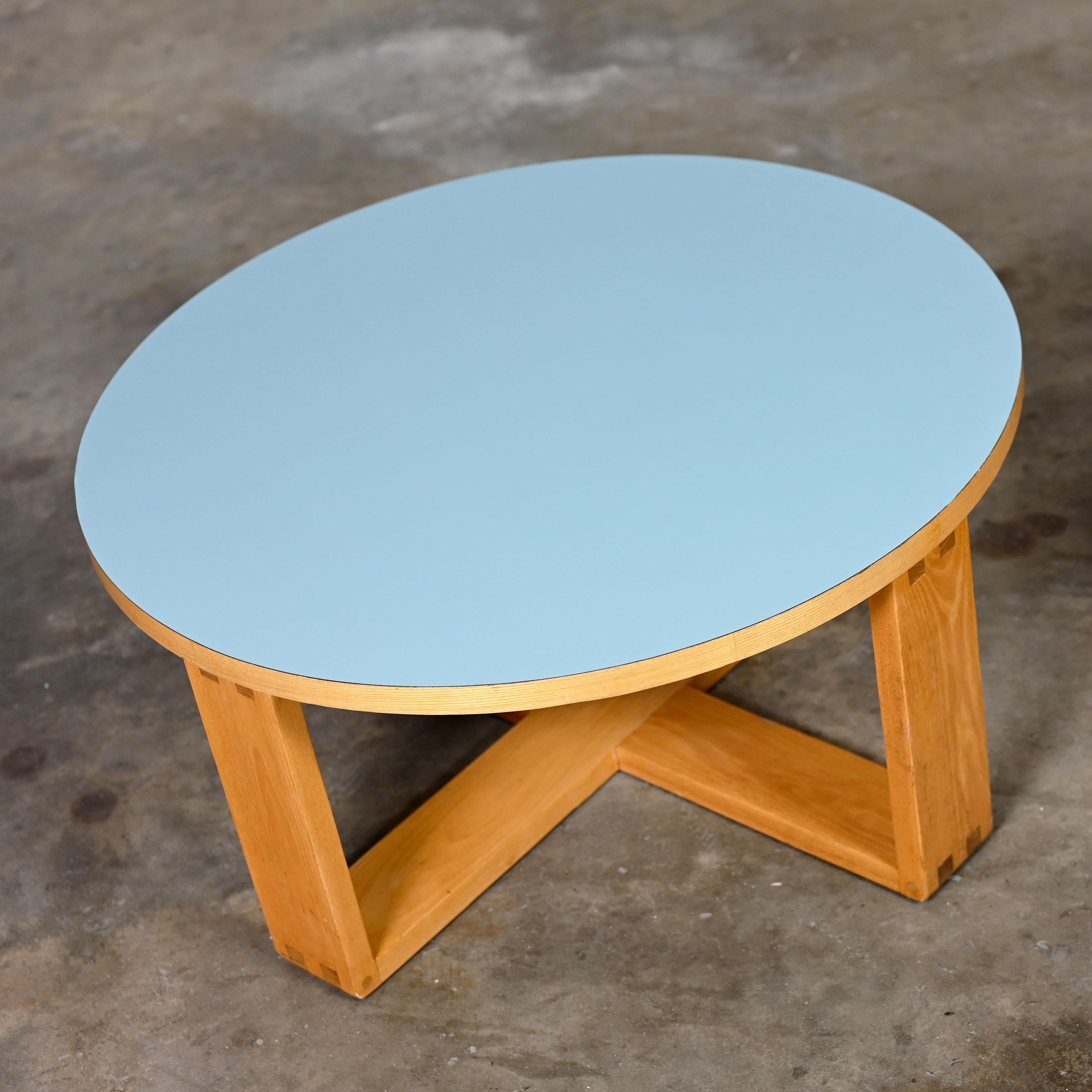 Table basse moderne de la fin du 20e siècle avec cadre en Oak Light et Top-Light en stratifié bleu en vente 3