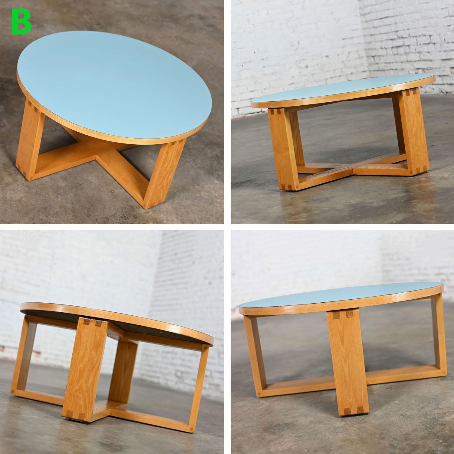 Table basse moderne de la fin du 20e siècle avec cadre en Oak Light et Top-Light en stratifié bleu en vente 4