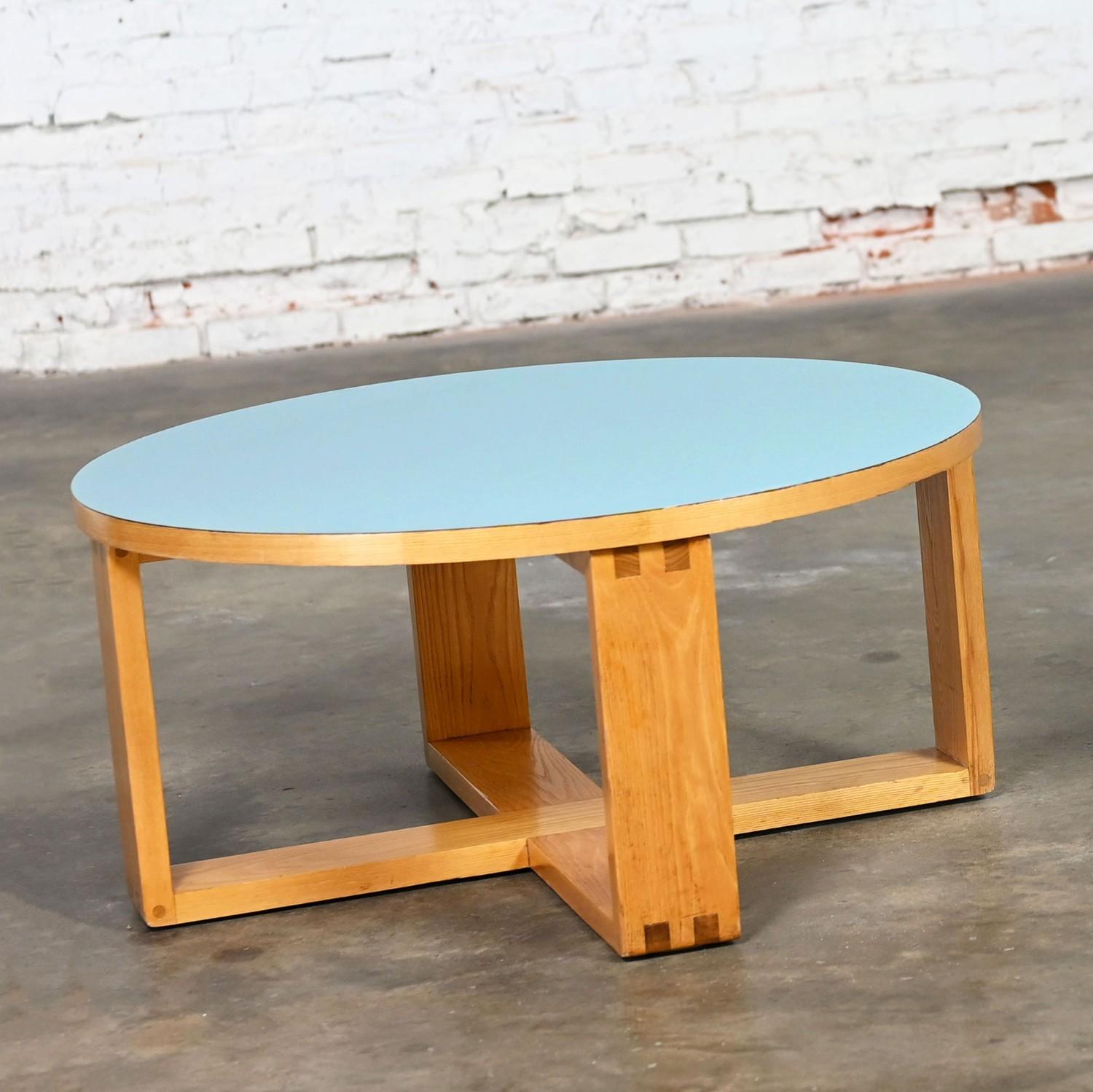 Fabuleuses tables basses modernes vintage avec des cadres en chêne clair et des plateaux ronds en stratifié bleu clair (couleur signature de Michael Graves), 2 disponibles, vendues séparément. Byit, en gardant à l'esprit qu'il s'agit d'une pièce