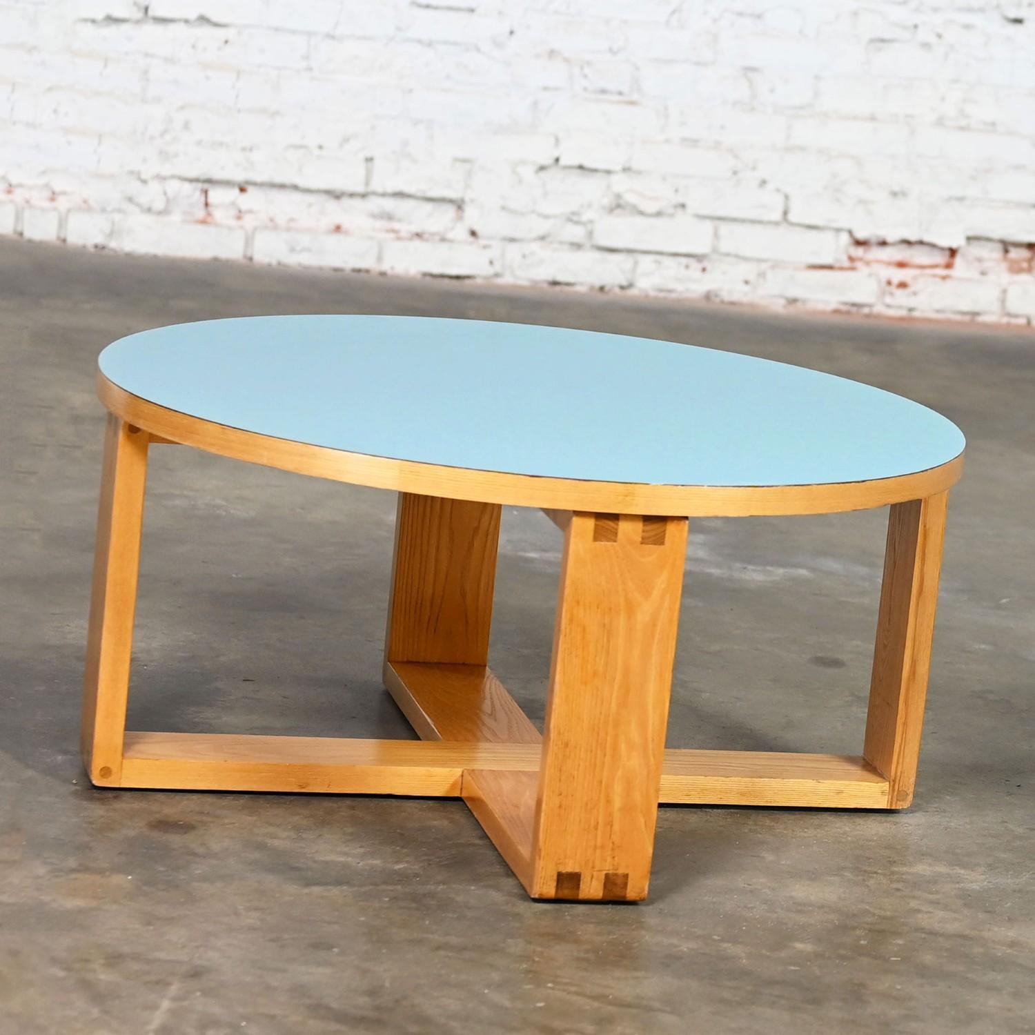 Moderne Table basse moderne de la fin du 20e siècle avec cadre en Oak Light et Top-Light en stratifié bleu en vente