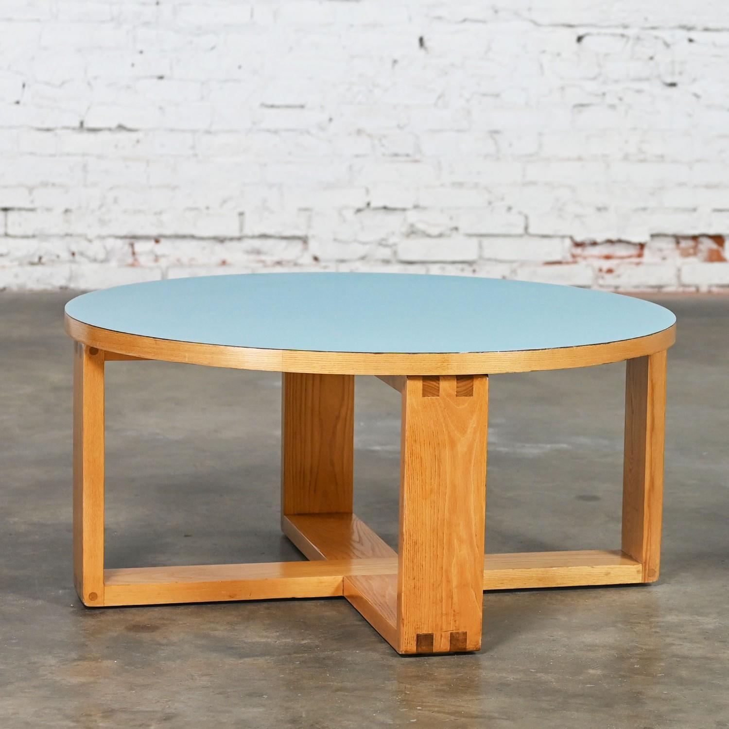Américain Table basse moderne de la fin du 20e siècle avec cadre en Oak Light et Top-Light en stratifié bleu en vente