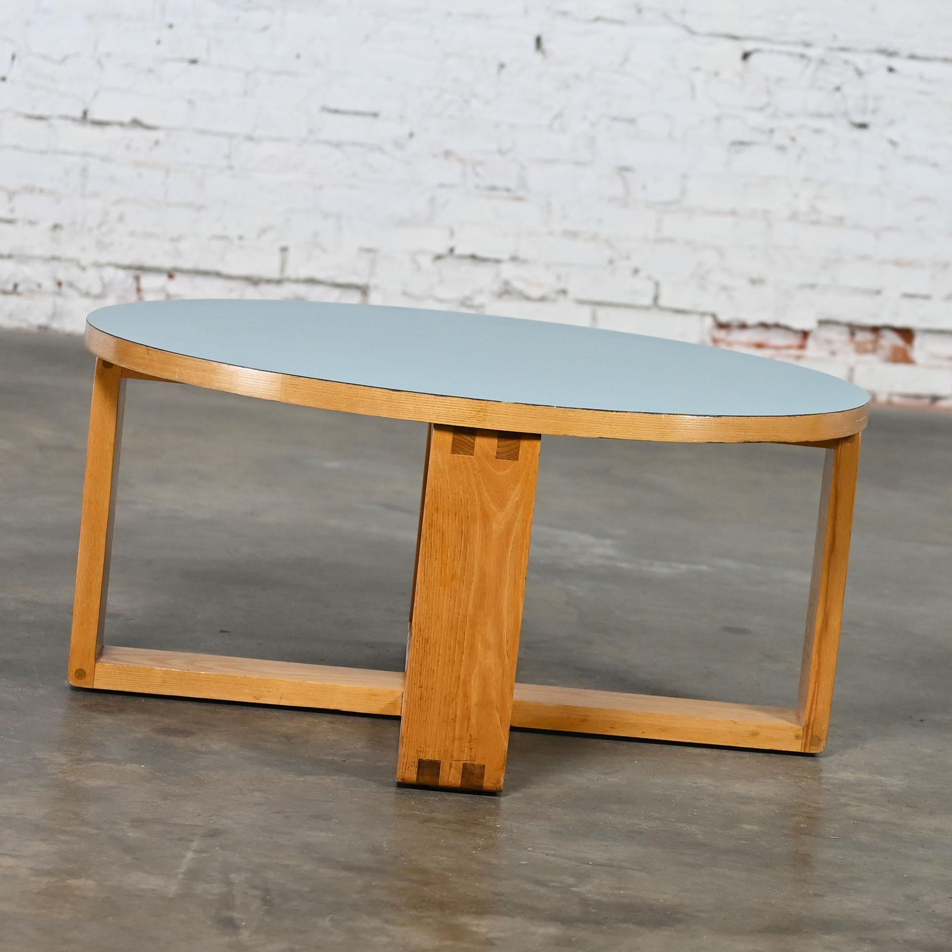 20ième siècle Table basse moderne de la fin du 20e siècle avec cadre en Oak Light et Top-Light en stratifié bleu en vente
