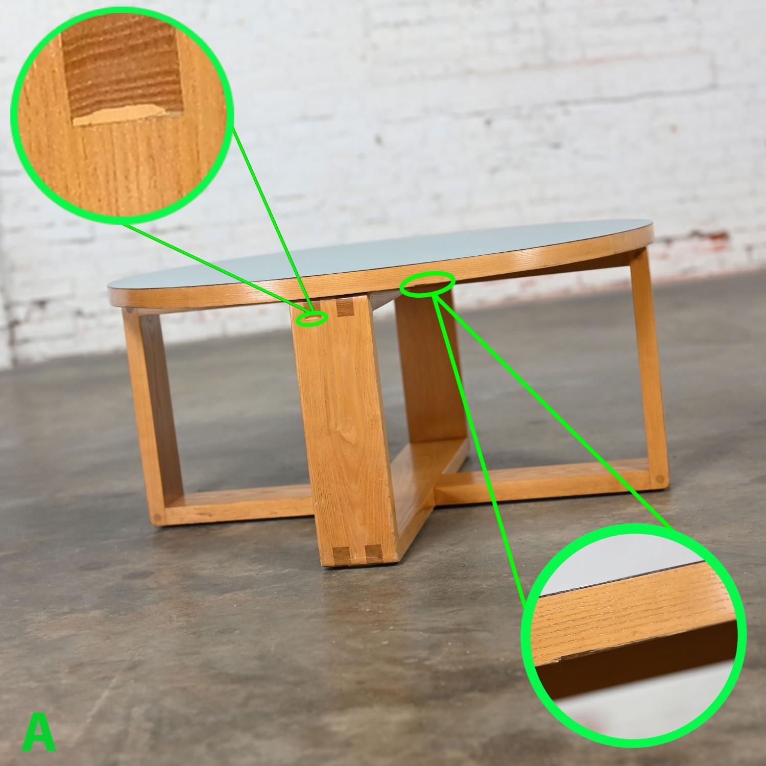 Stratifié Table basse moderne de la fin du 20e siècle avec cadre en Oak Light et Top-Light en stratifié bleu en vente