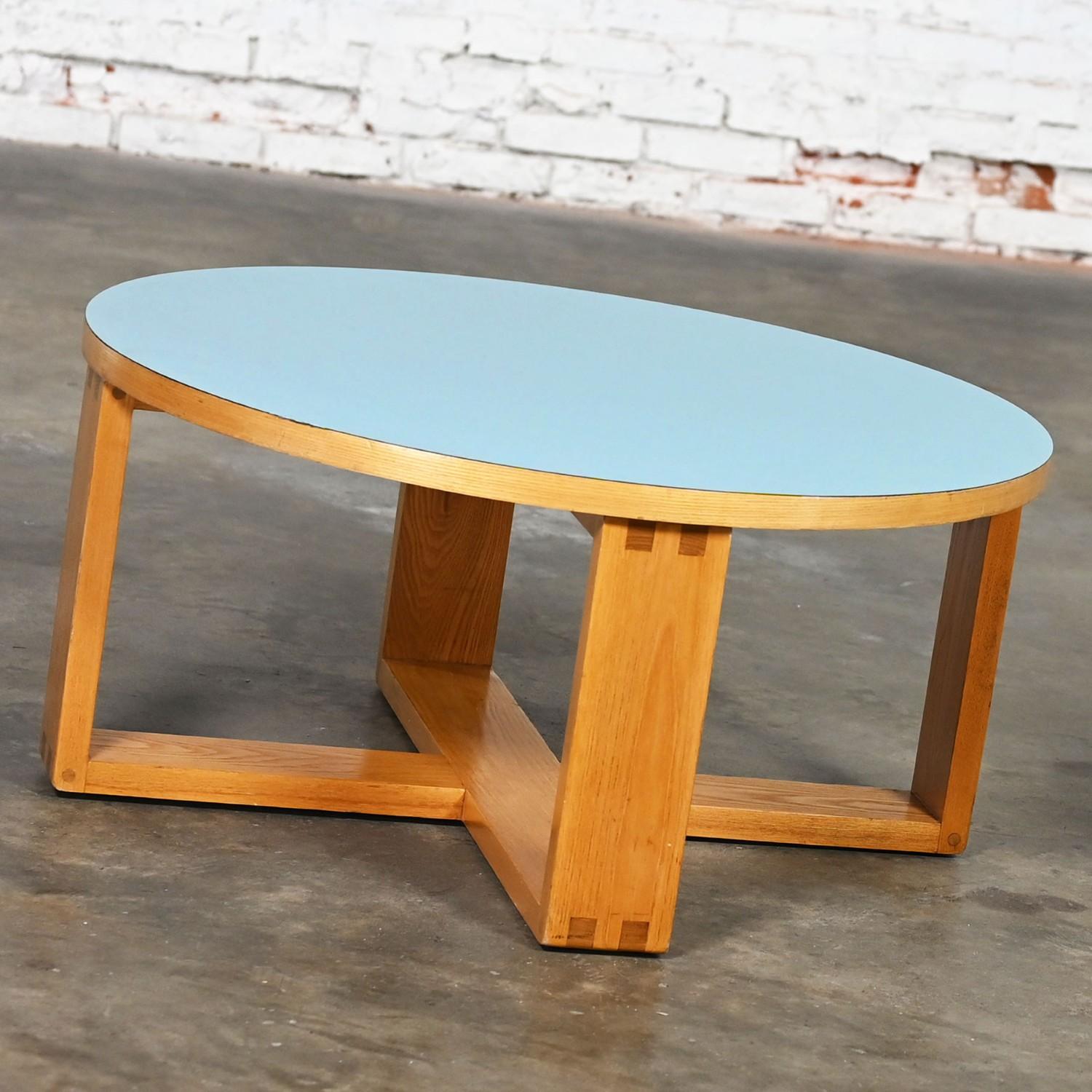 Table basse moderne de la fin du 20e siècle avec cadre en Oak Light et Top-Light en stratifié bleu en vente 1