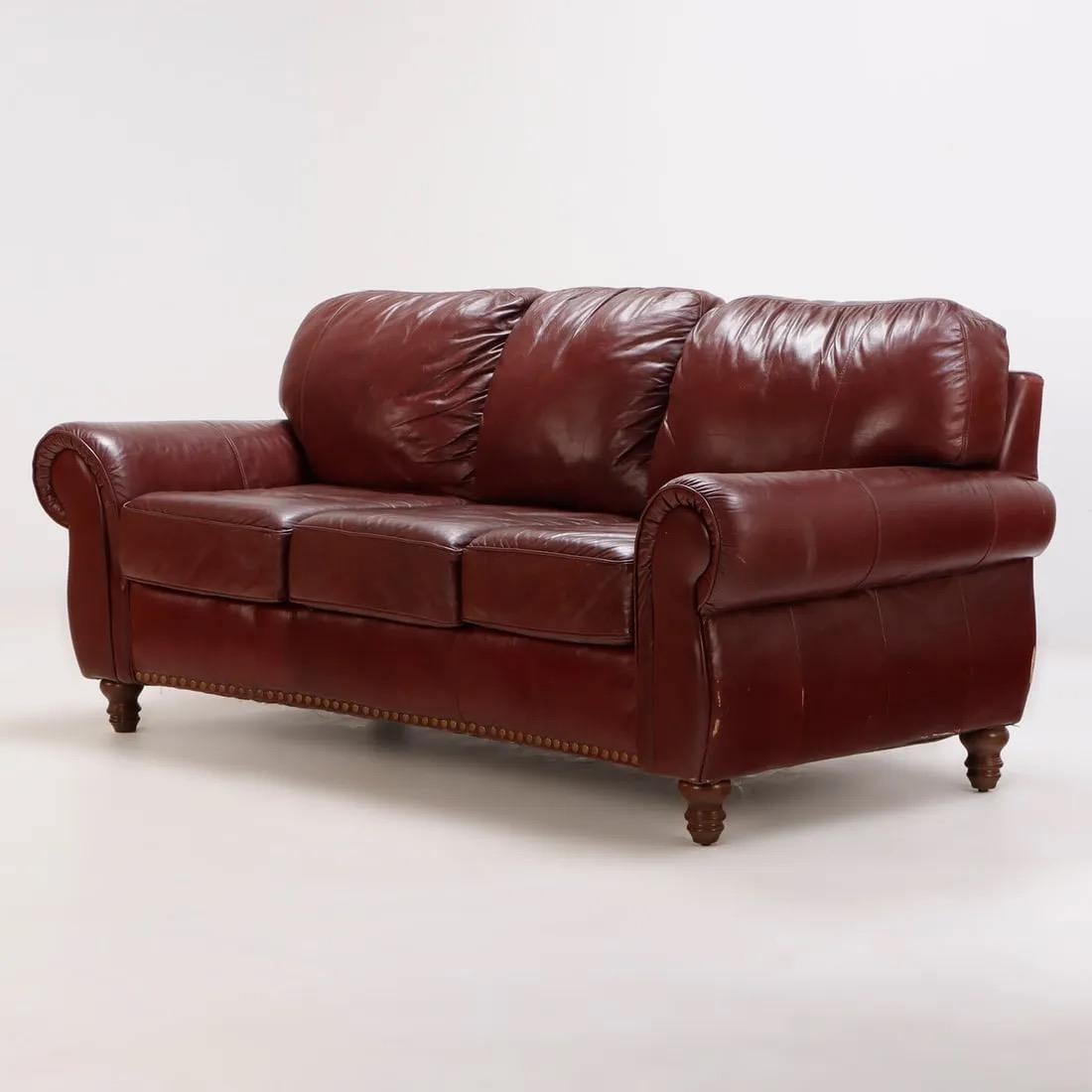 Moderne Canapé en cuir cognac de la fin du XXe siècle avec accoudoirs à volutes et garnitures à clous en vente