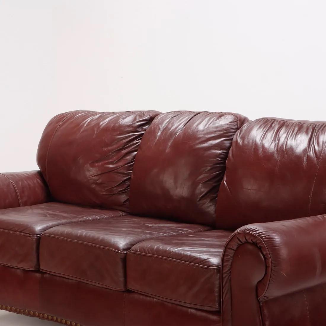 20ième siècle Canapé en cuir cognac de la fin du XXe siècle avec accoudoirs à volutes et garnitures à clous en vente