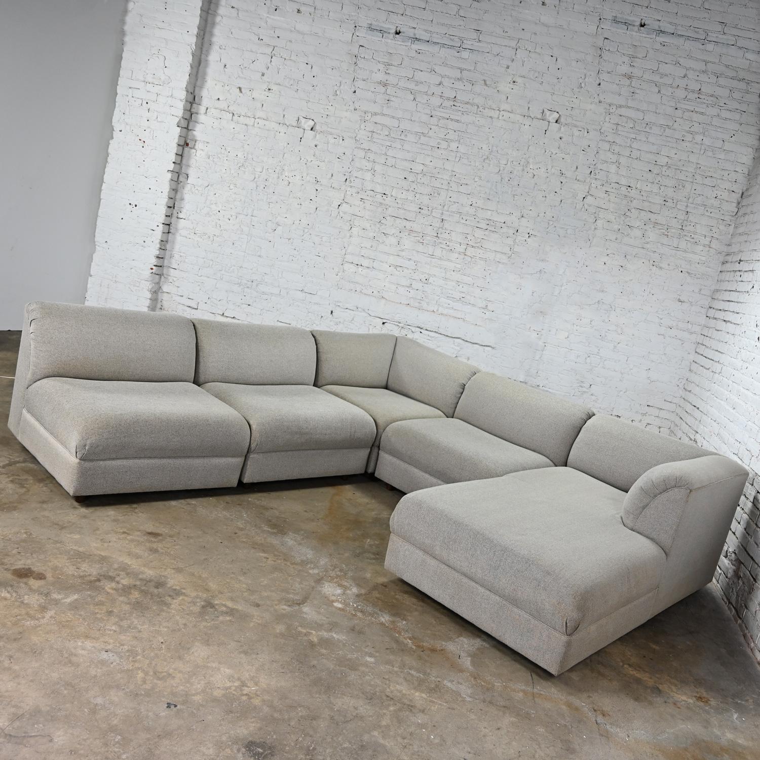 Late 20th Century Modern Modular Sectional Sofa 5 Pieces with Chaise Gray Tweed  In Good Condition For Sale In Topeka, KS