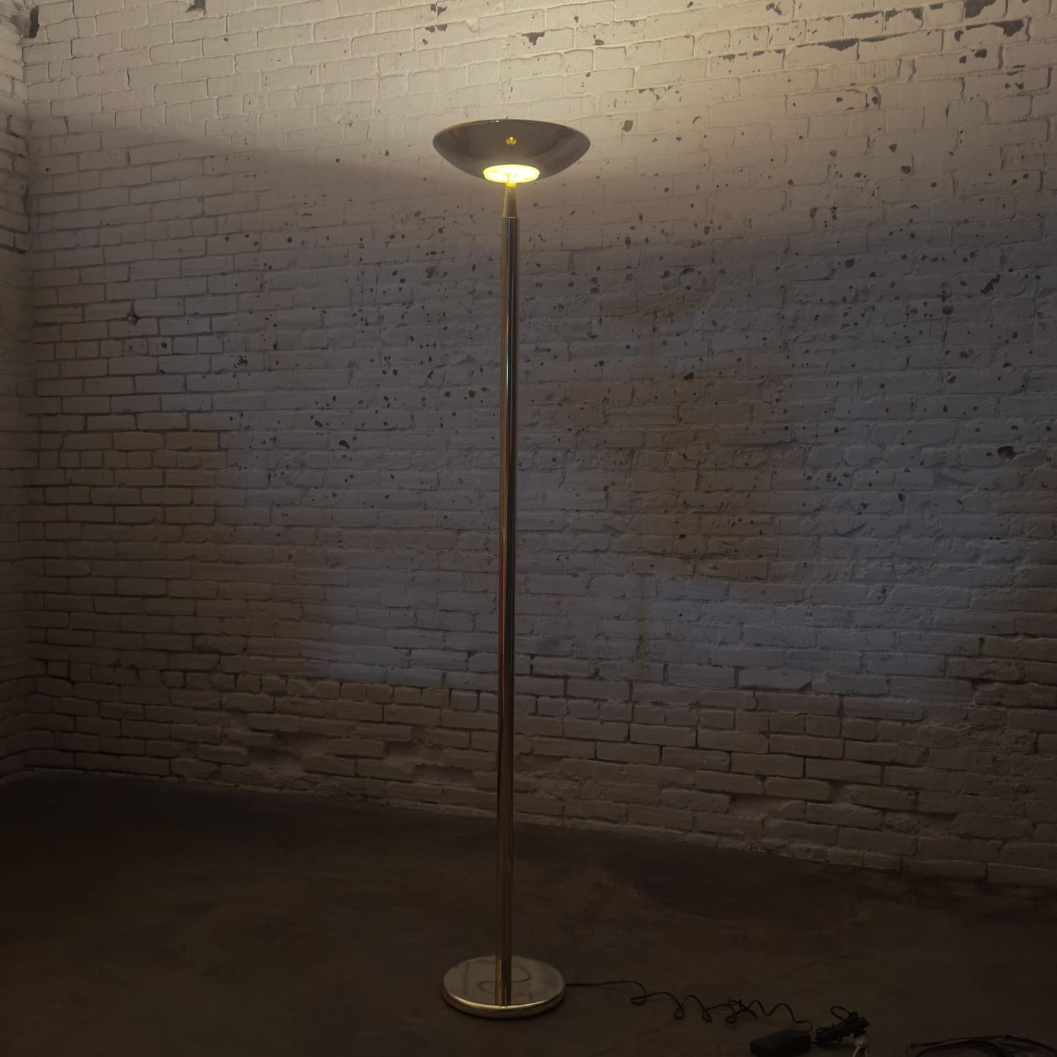 Lampadaire torchère en laiton de la fin du XXe siècle, moderne à postmoderne en vente 2