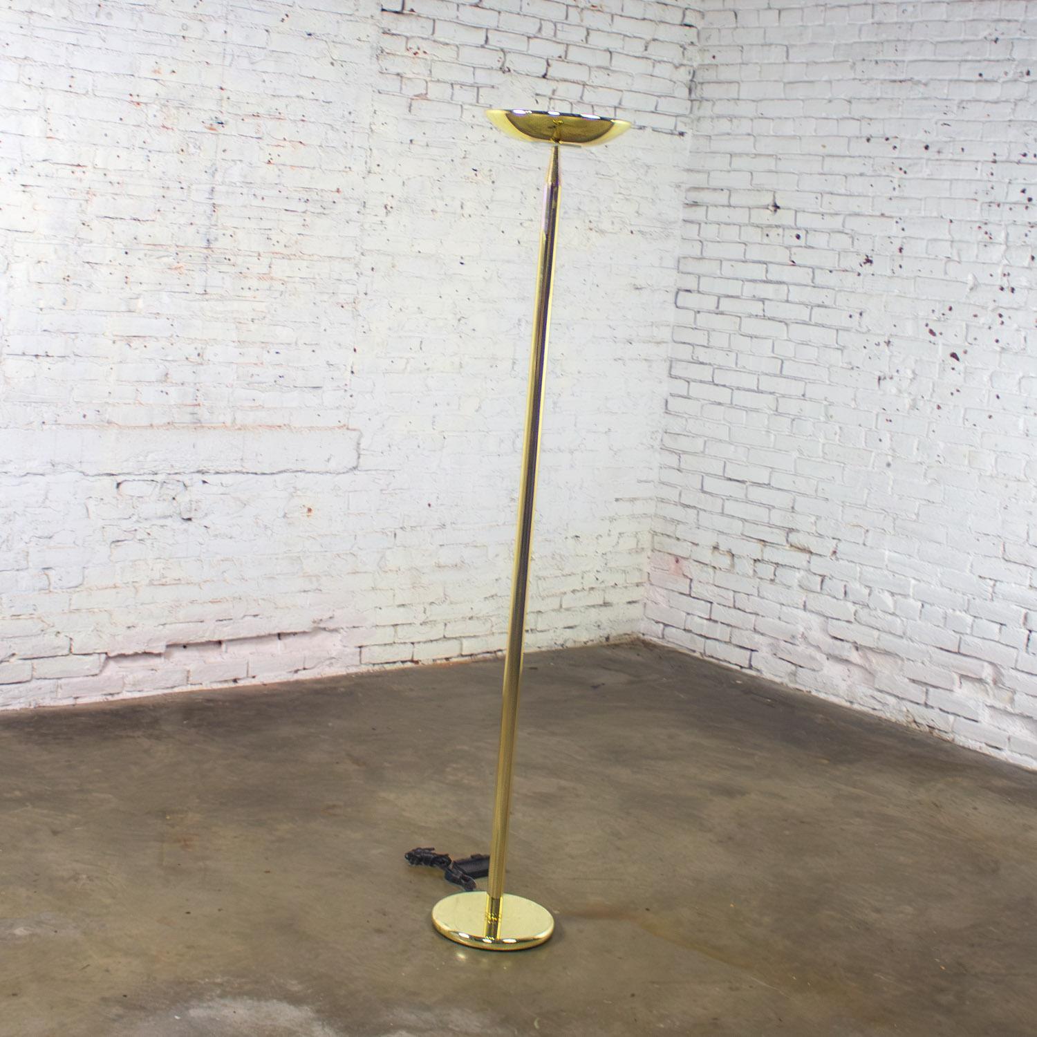 Ravissant lampadaire torchère vintage moderne à postmoderne plaqué laiton composé d'une tige solide, d'un abat-jour en forme de bol avec disque en acrylique et diffuseurs en métal peint, de lampes halogènes, d'une base ronde et d'un cordon mural.