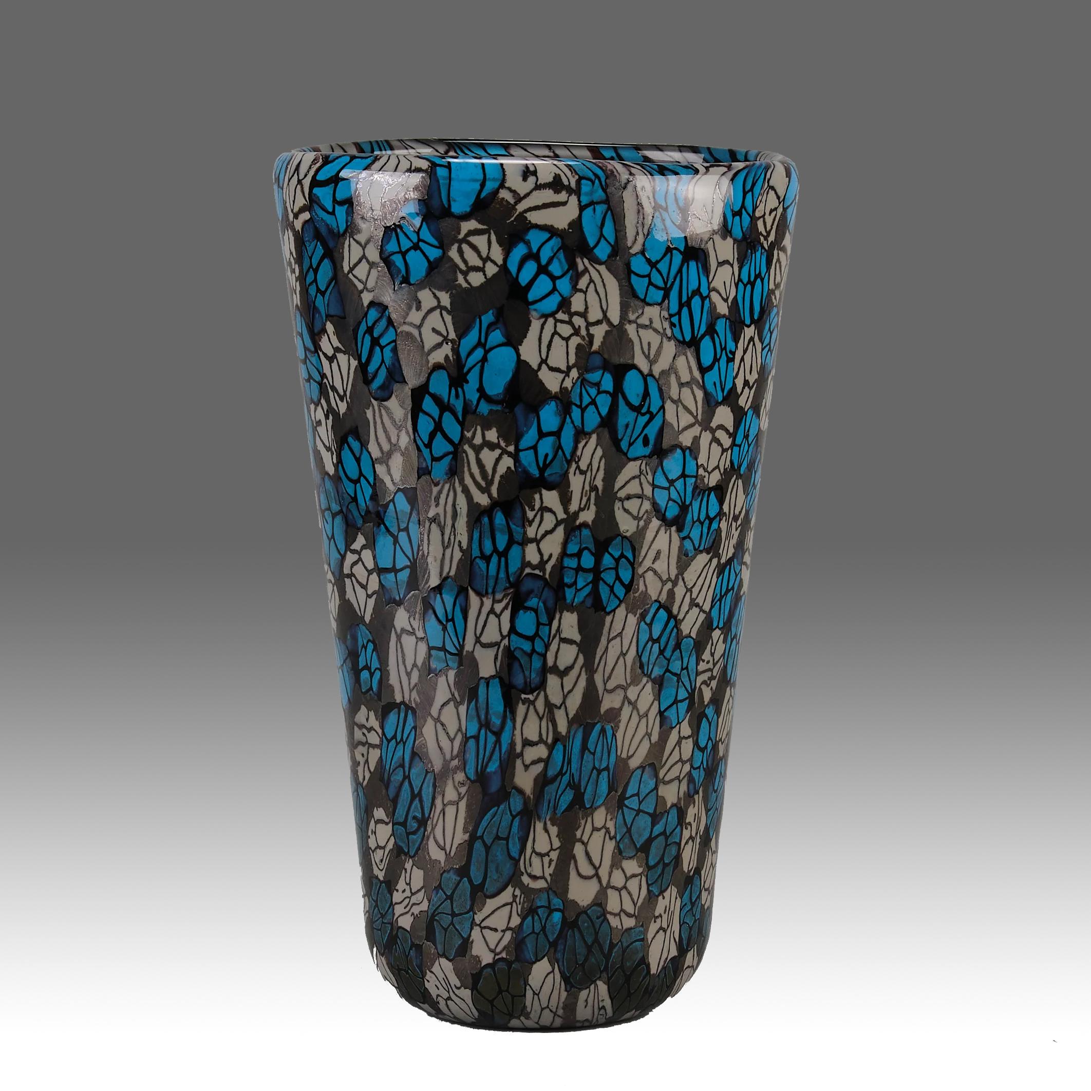 Un fabuleux vase en verre clair Vittorio Ferro avec des murrines marbrées fondues dans des tons de bleu et de gris. Signé Vittorio Ferro et avec l'étiquette originale de Murano

INFORMATIONS COMPLÉMENTAIRES
Hauteur :                                 