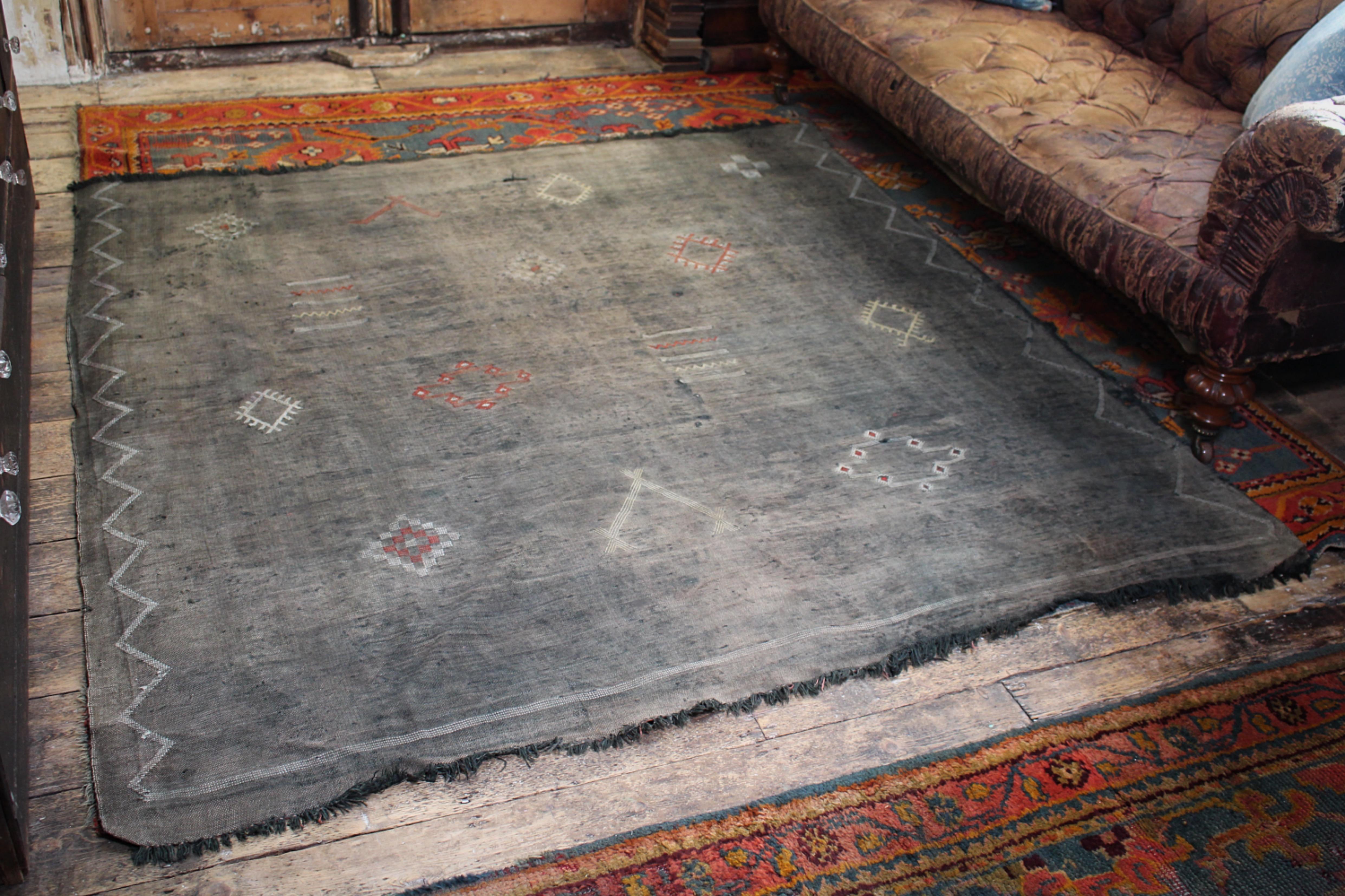 Late 20th Century Moroccan Cactus Silk Flat-Weave Kilim Sabra Black Large Rug 6