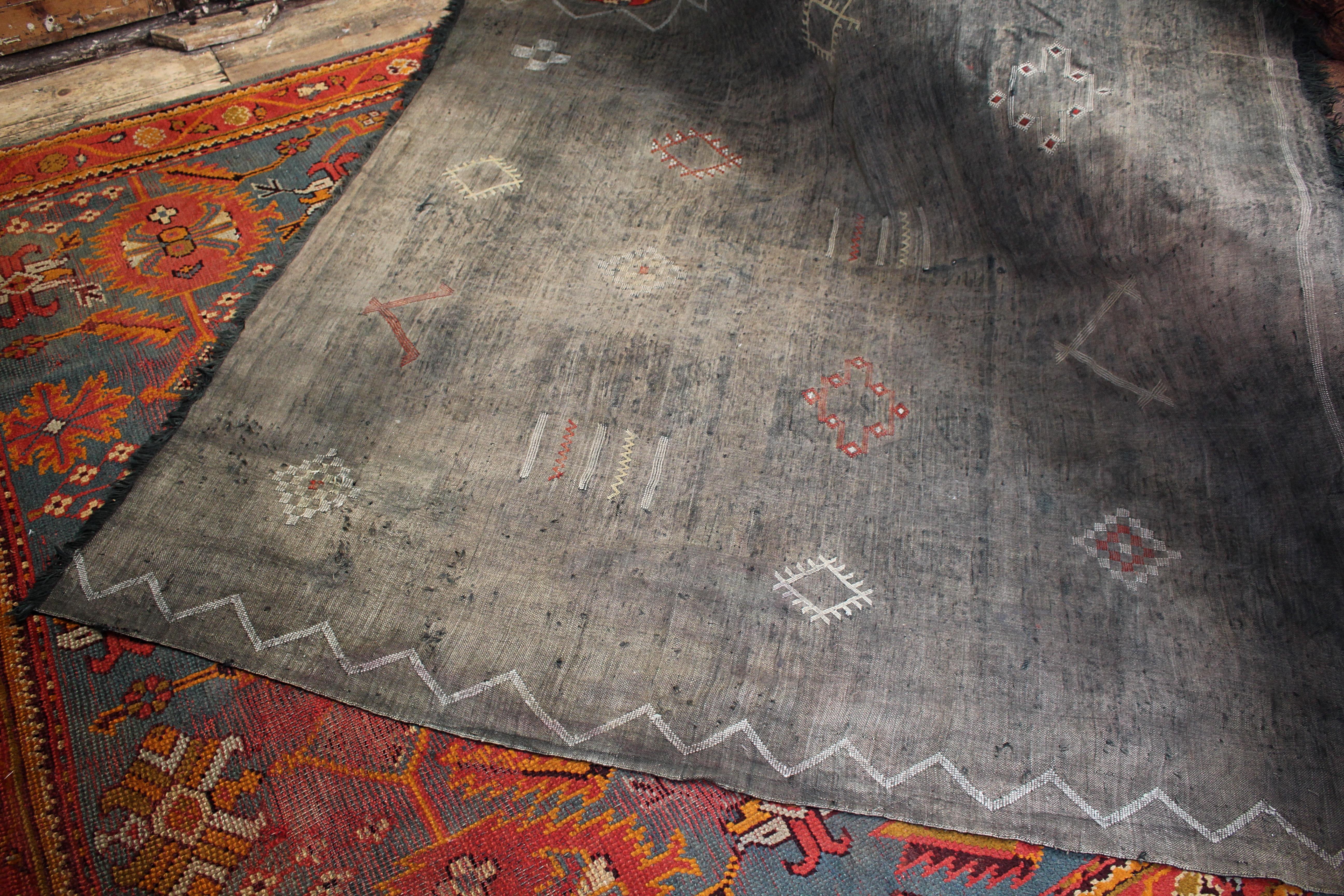 Late 20th Century Moroccan Cactus Silk Flat-Weave Kilim Sabra Black Large Rug 5