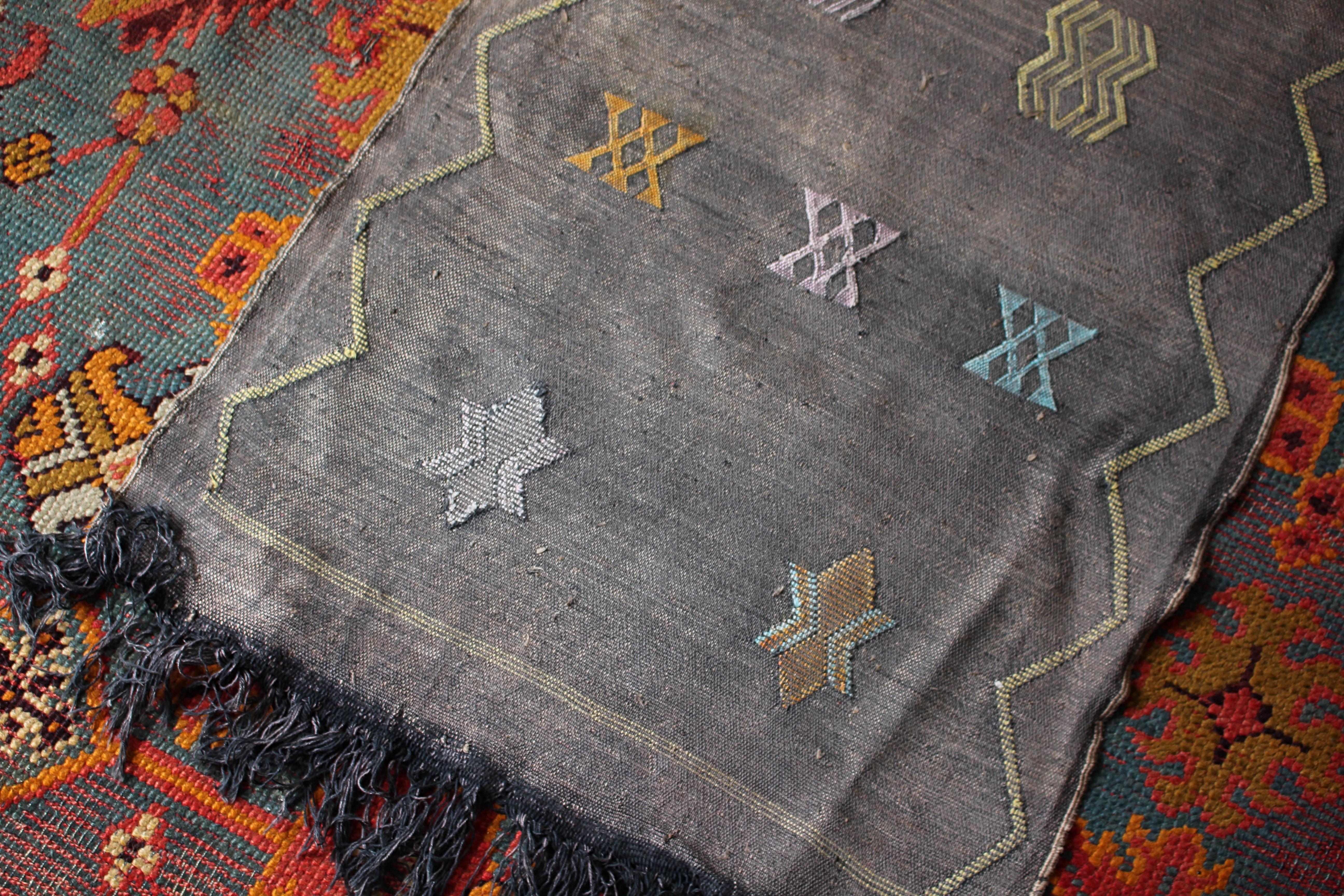Alfombra Marroquí de Seda de Cactus de Finales del Siglo XX Kilim Sabra Negro de Tejido Plano en Bastante bueno estado para la venta en Lowestoft, GB