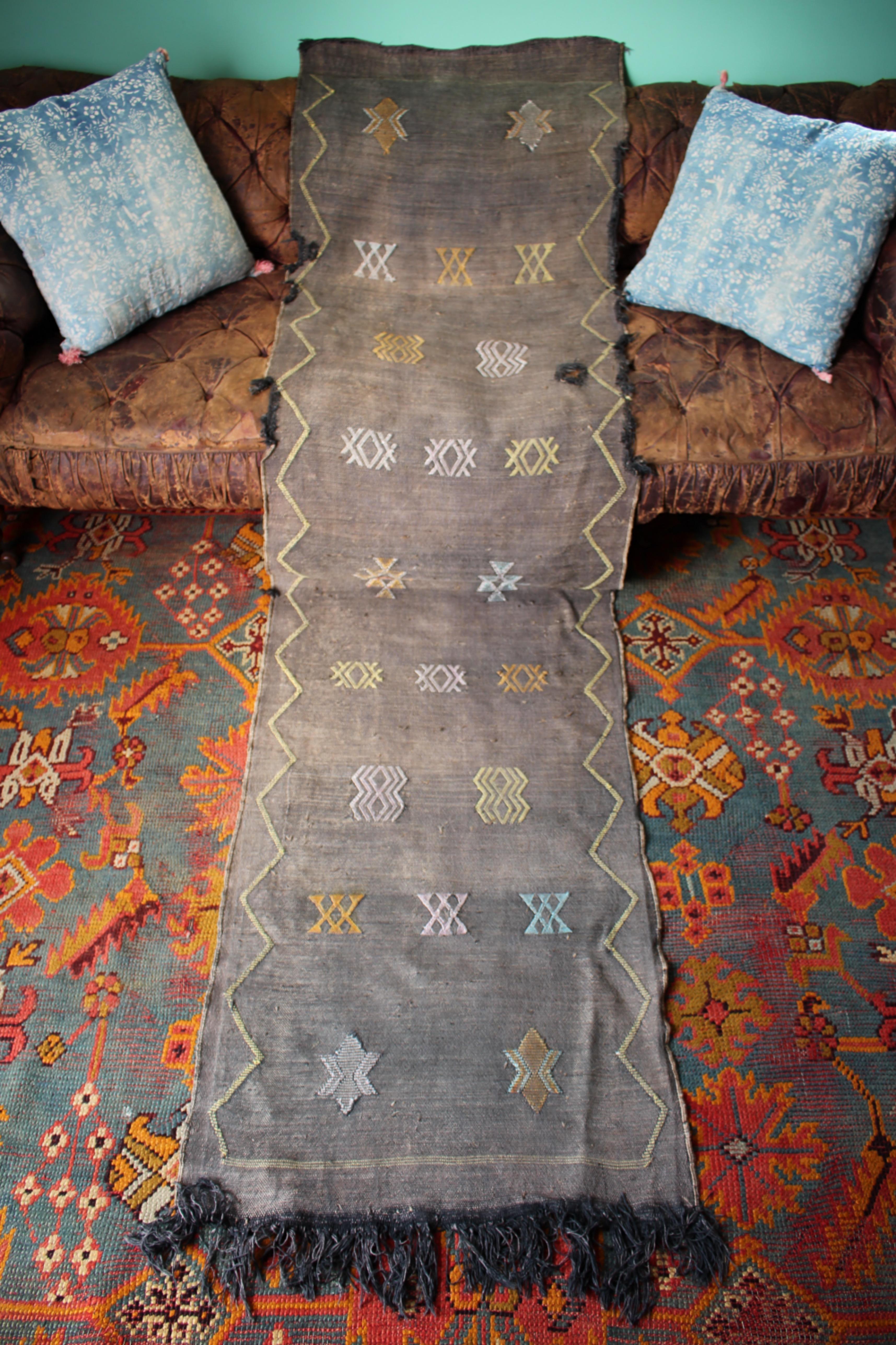 Alfombra Marroquí de Seda de Cactus de Finales del Siglo XX Kilim Sabra Negro de Tejido Plano siglo XX en venta
