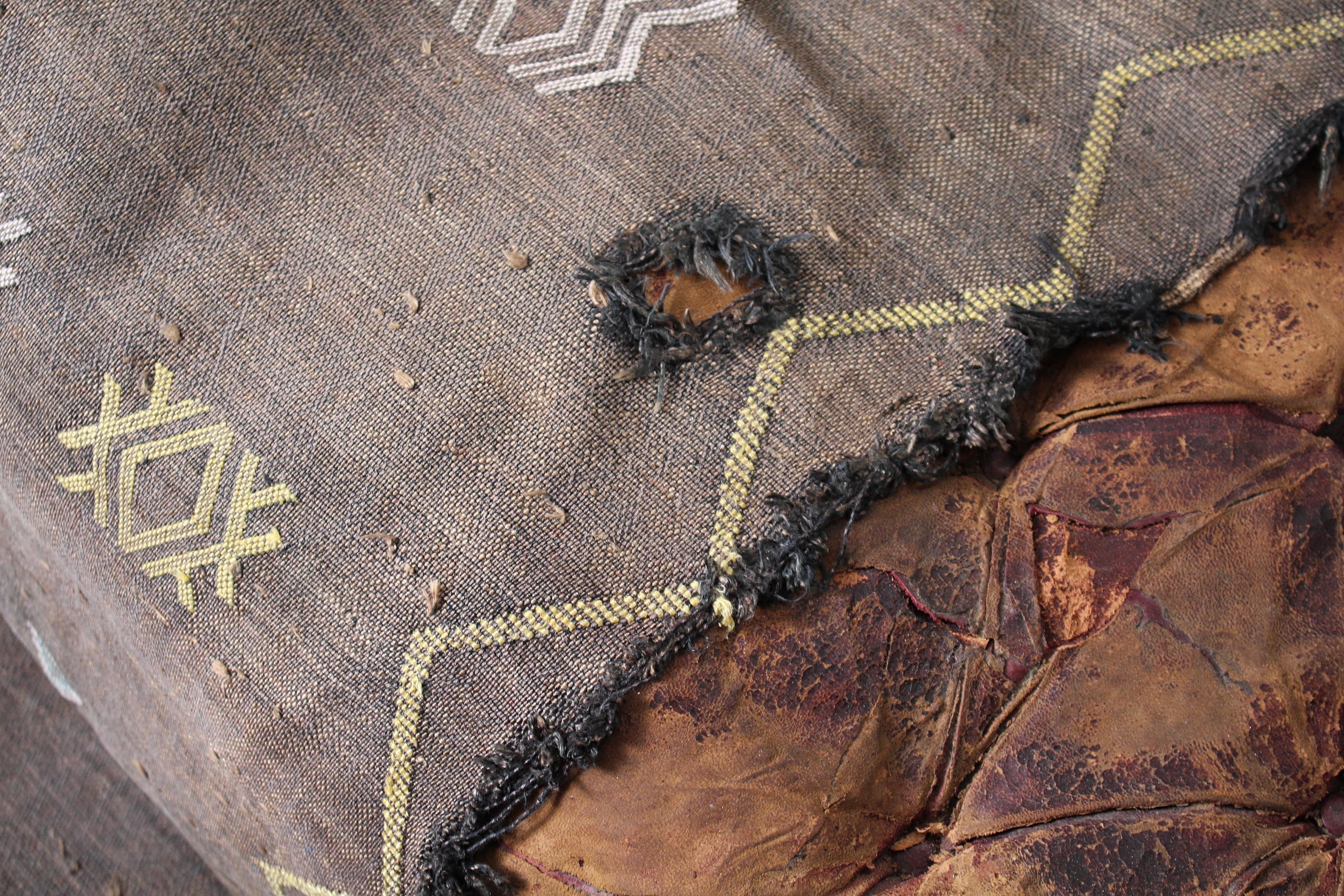 Alfombra Marroquí de Seda de Cactus de Finales del Siglo XX Kilim Sabra Negro de Tejido Plano Fibra natural en venta
