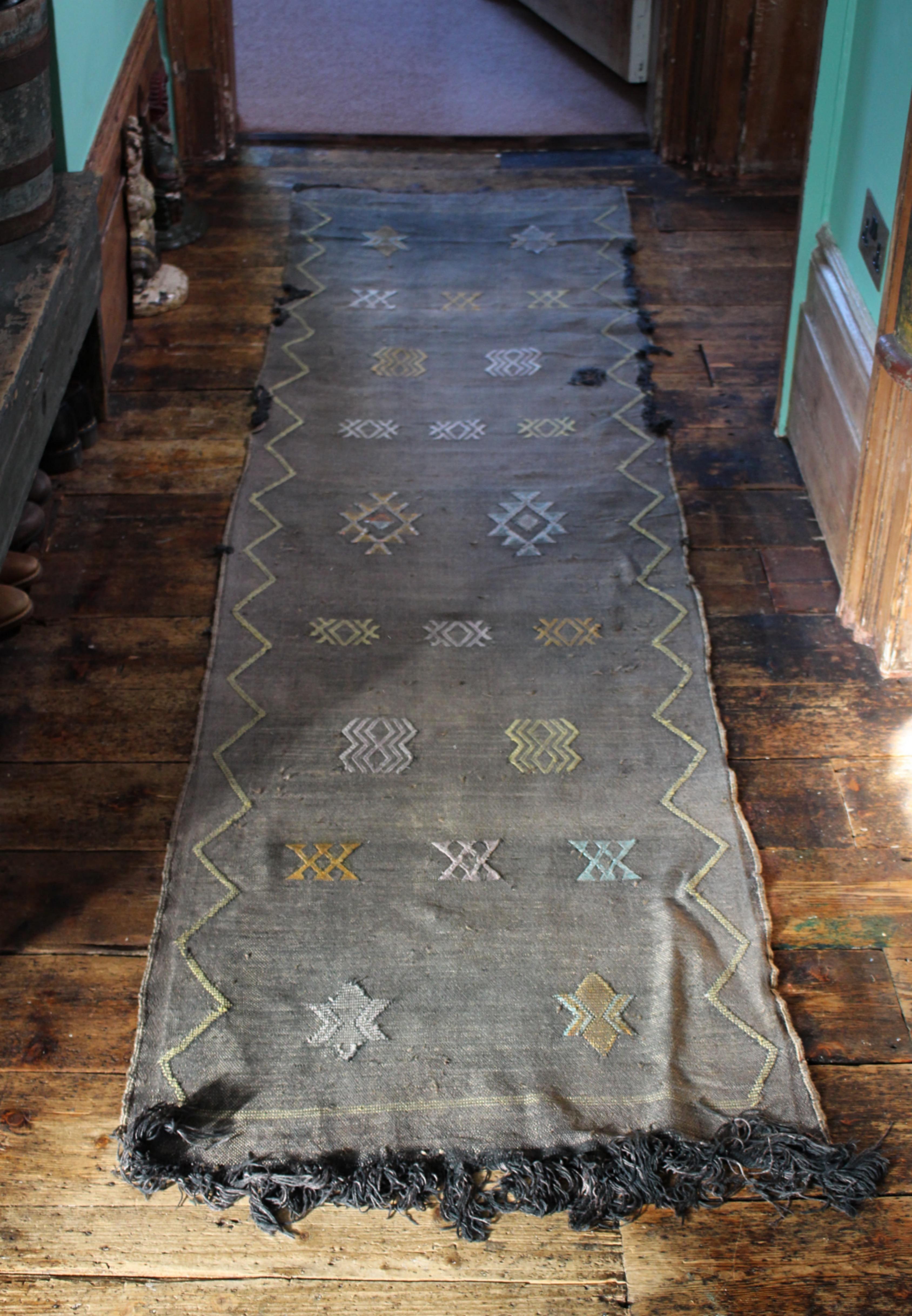 Alfombra Marroquí de Seda de Cactus de Finales del Siglo XX Kilim Sabra Negro de Tejido Plano en venta 4